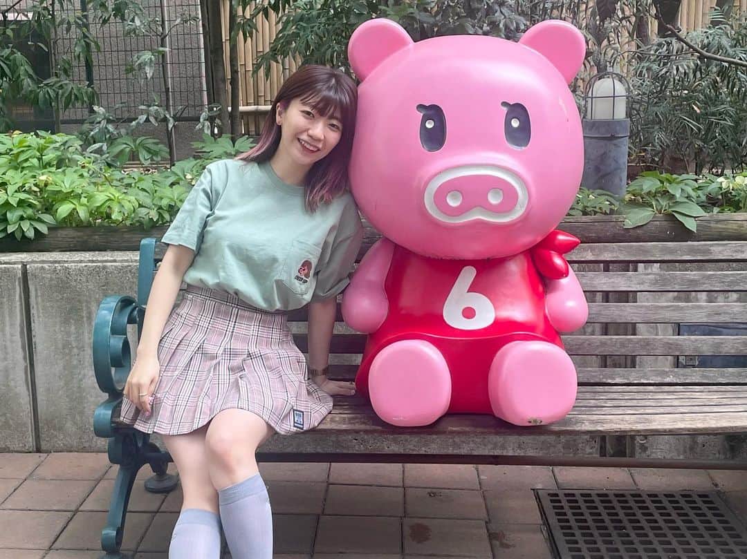 ぱいぱいでか美のインスタグラム：「gymmasterさ〜ん❕ . 今日は飯塚さんの代打で水曜日ですがこねくとでした！ ので！水曜コーナーのスポンサーさんでもある gymmasterさんのお洋服着ていきました✌🏻 お誕生日のタイミングでプレゼントして頂きました☺️ ありがとうございます！ くすんだミントグリーンと胸元の刺繍が可愛い🕶️🌱 ブーナちゃんにも自慢しました🐽🩷  ということで東京03さんの単独公演本日初日！ がんばってください✨ . #こねくと #TBSラジオ #gymmaster #tirededge #xgirl #でか美私服 #でか美ちゃん」
