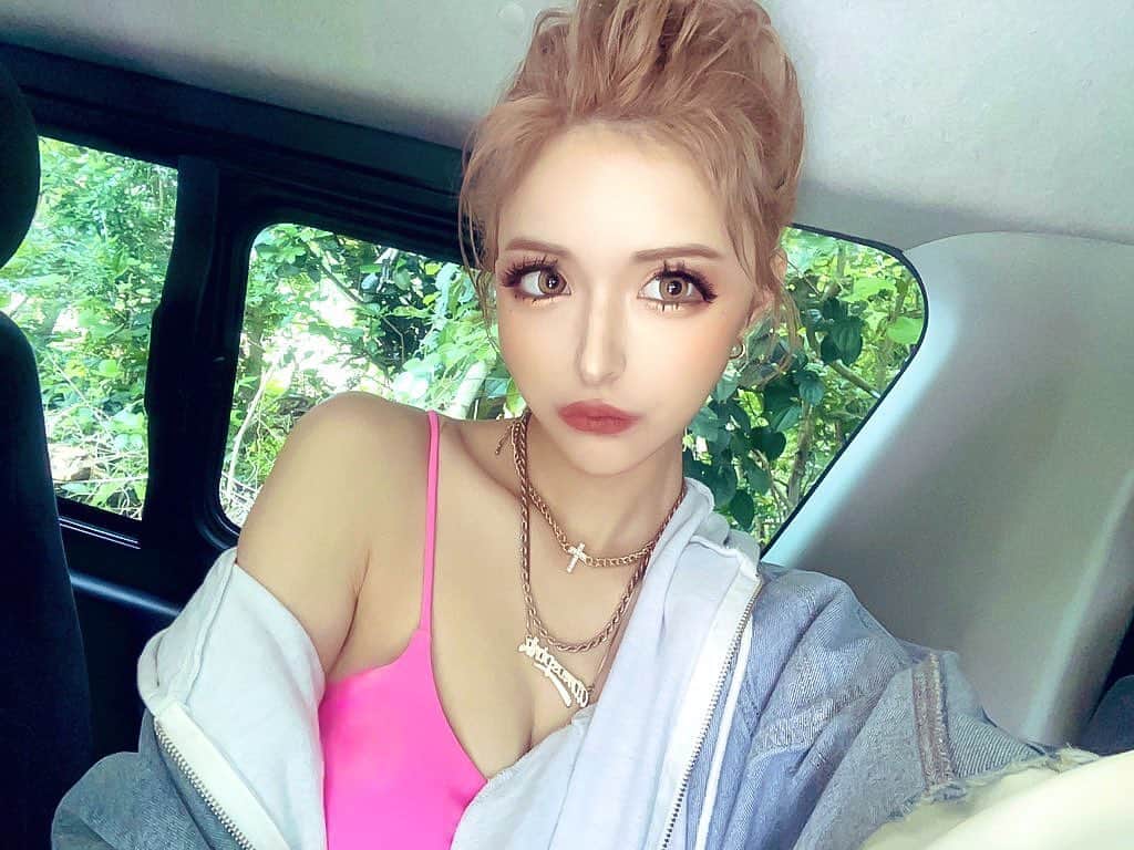 アンジェリカのインスタグラム：「撮影期間は強めメイクで❤️‍🔥💕💕😎」