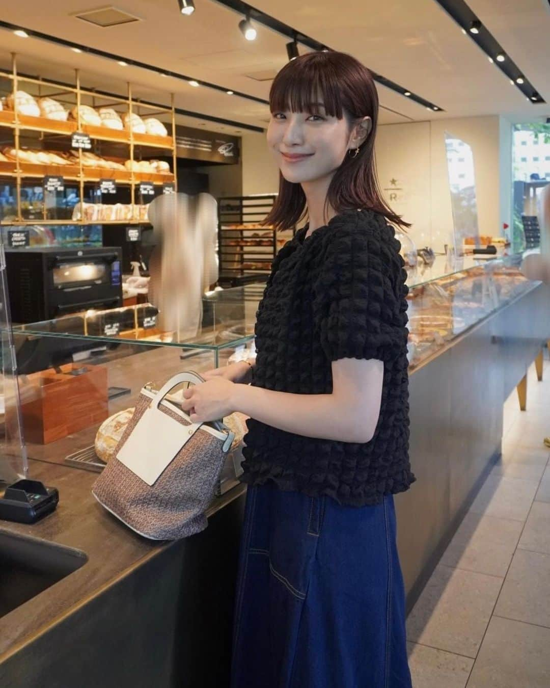 izu（出岡美咲）さんのインスタグラム写真 - (izu（出岡美咲）Instagram)「想像以上のサンプルが続々と上がって来ていて 心が躍った水曜日。 皆さん、今日もお仕事お疲れ様でした。  GW明け、気持ちが追いつかなかったり 少し憂鬱だったりな方も多いと思いますが 心と向き合いながら、焦らず行きましょうね。  #Wednesday #私服 #私服コーデ」5月10日 19時35分 - izu_stagram