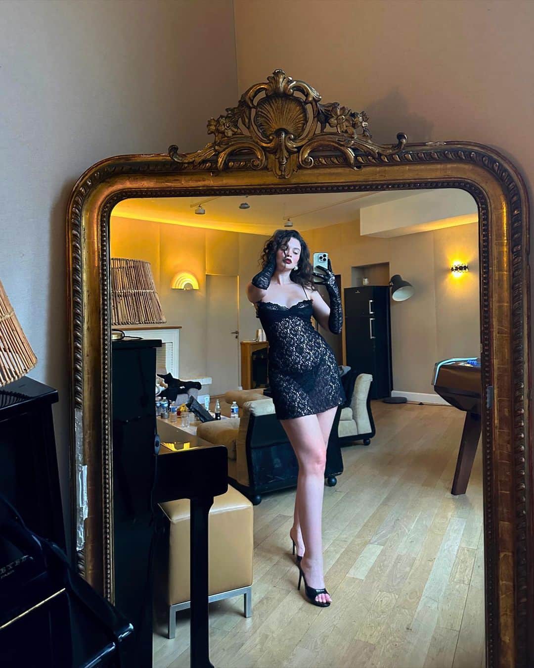 サブリナ・クラウディオのインスタグラム：「paris & cologne…you have my literal heart. couldn’t of asked for a better way to end my european tour. thank you europe for loving me so evidently. i hope you left the shows knowing i love you even more. 🫶🏻 i’ll be back」
