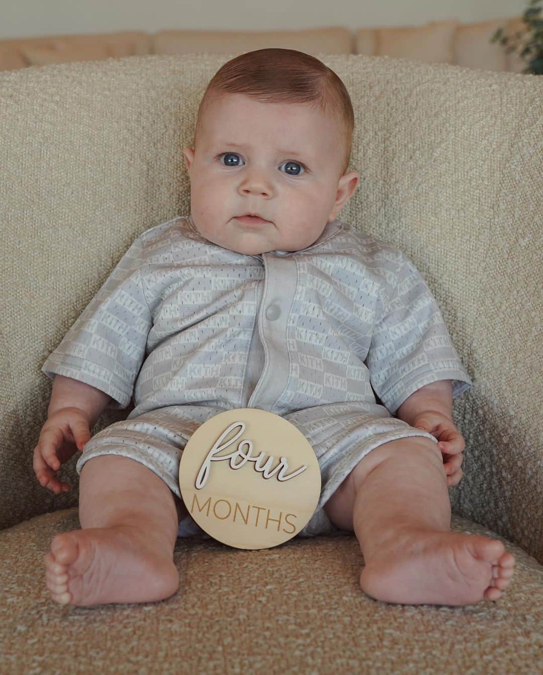 ジェナ・ジョンソンのインスタグラム：「Happy 4 Months to our sweetest boy!!  Few fun things about this chunky boy: 1. He is in the 95% for his weight :) 18.5lbs 2. He loves smiling and laughing. Truly the happiest baby. 3. He’s started grabbing and pulling everything.. especially mommy’s hair 🫠 4. Bath time is our favorite time of the day 5. He LOVES music of any kind  6. Recently discovered his voice and loves chatting 7. He definitely takes after his mom & dad and could snuggle all day 🥰  I’m so grateful for this smooshy baby of mine and can’t believe I get to be his mama.」