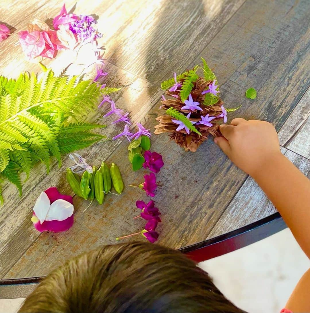 近藤麻理恵のインスタグラム：「I love finding new ways to incorporate nature into spending time with my children! Recently, my daughters made flower art by collecting flowers that fell in the rain. 🌼 How do you encourage your children to be creative?」