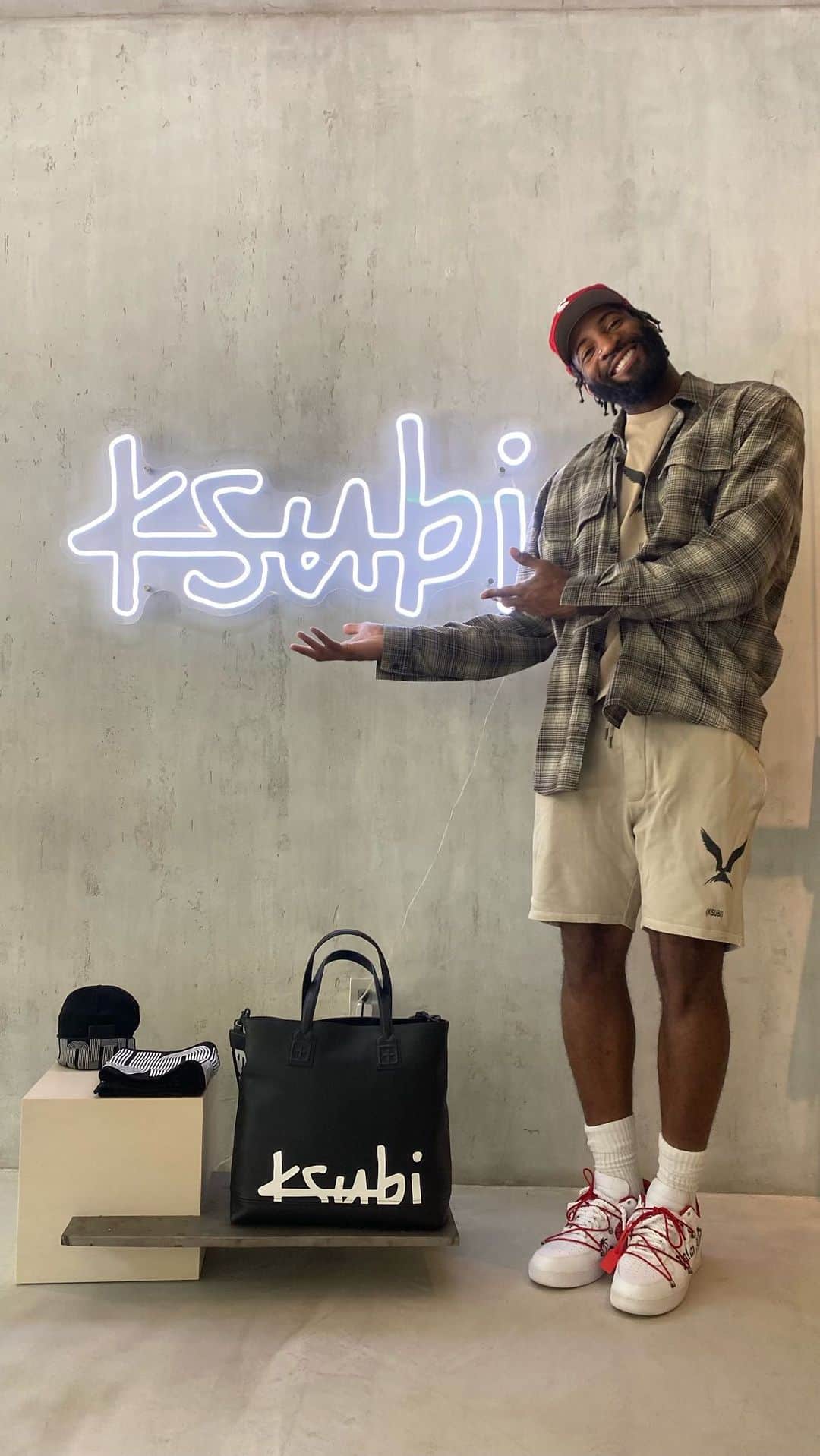アンドレ・ドラモンドのインスタグラム：「All gas ⛽️ 🖤 love my @ksubi fam」