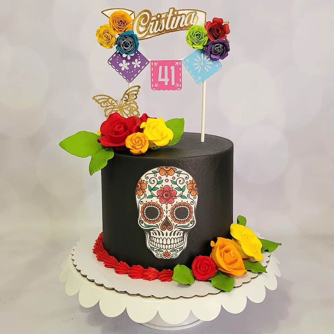 Honey Bee Cakesのインスタグラム：「Sugar Skull Cake Topper by @thekreationstation.915」