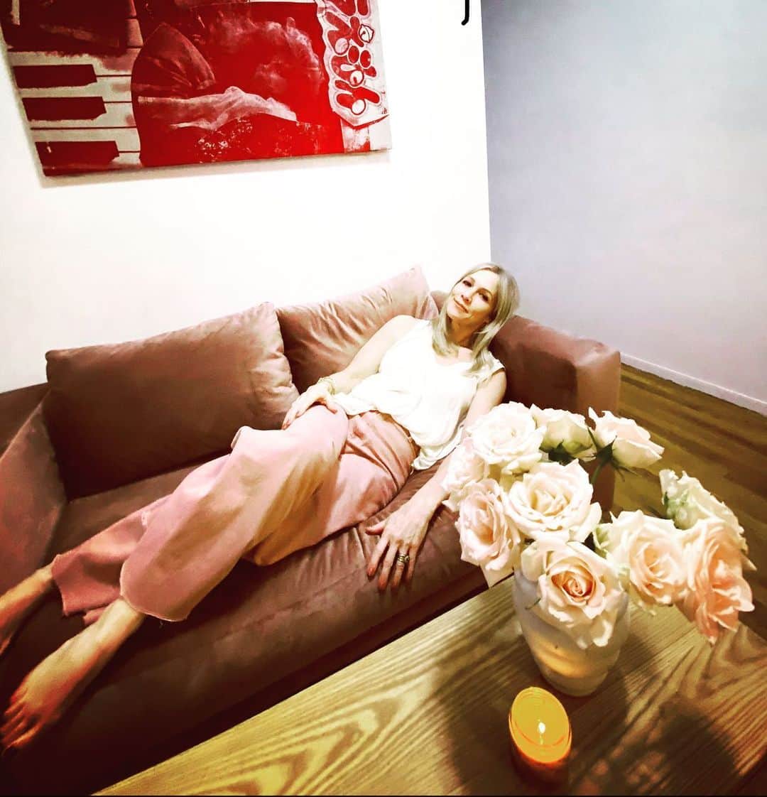 ジェニー・ガースさんのインスタグラム写真 - (ジェニー・ガースInstagram)「When your new sofa matches your pants!😻Thank you @sabai.design for making the perfect pink velvet loveseat for our #NYC spot💕 #sustainable #velvet #pink #luxury」5月11日 5時41分 - jenniegarth