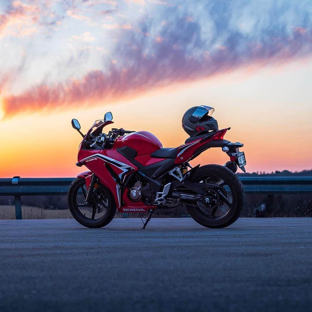 Honda Powersports USさんのインスタグラム写真 - (Honda Powersports USInstagram)「Sportbikes & Sunsets 📸: @dan.hackett.photo #CBR300R #Honda #Sportbike #BetterOnAHonda」5月11日 5時41分 - honda_powersports_us