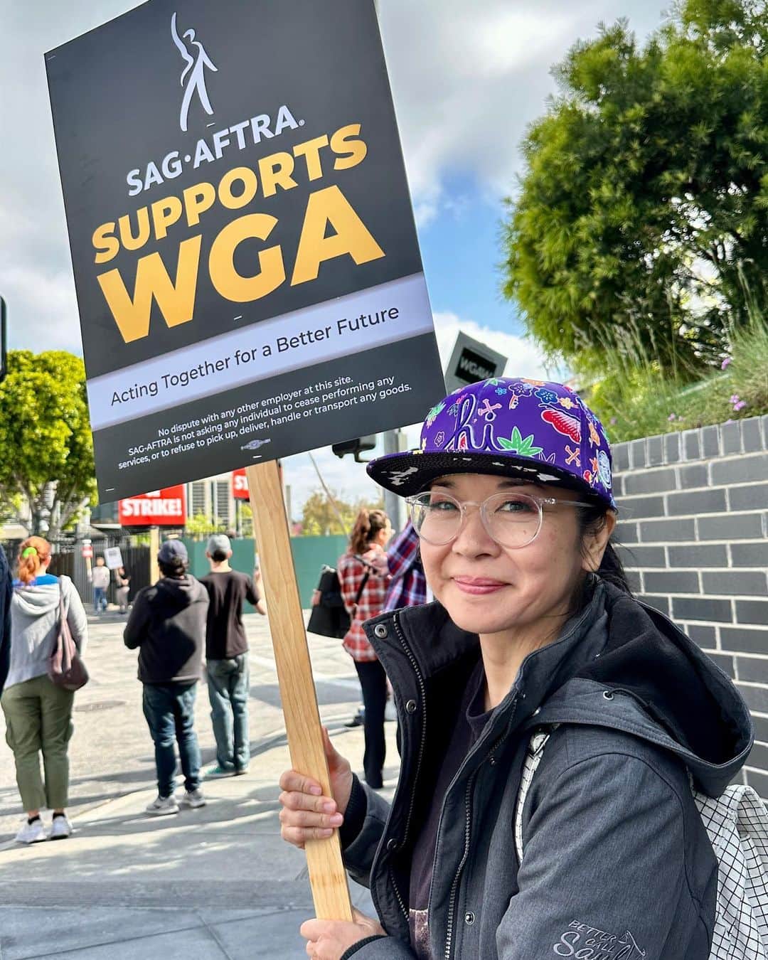 ケイコ・アジェナさんのインスタグラム写真 - (ケイコ・アジェナInstagram)「Out at the picket line today at Universal Studio. Wish we could credit the writer that wrote that sign! So many great signs out at the picket line today. @shinkawasaki and I support the writers.  Fair Wage. Union Strong. #WGAstrong, #sagaftramember and #1u」5月11日 5時36分 - keikoagena