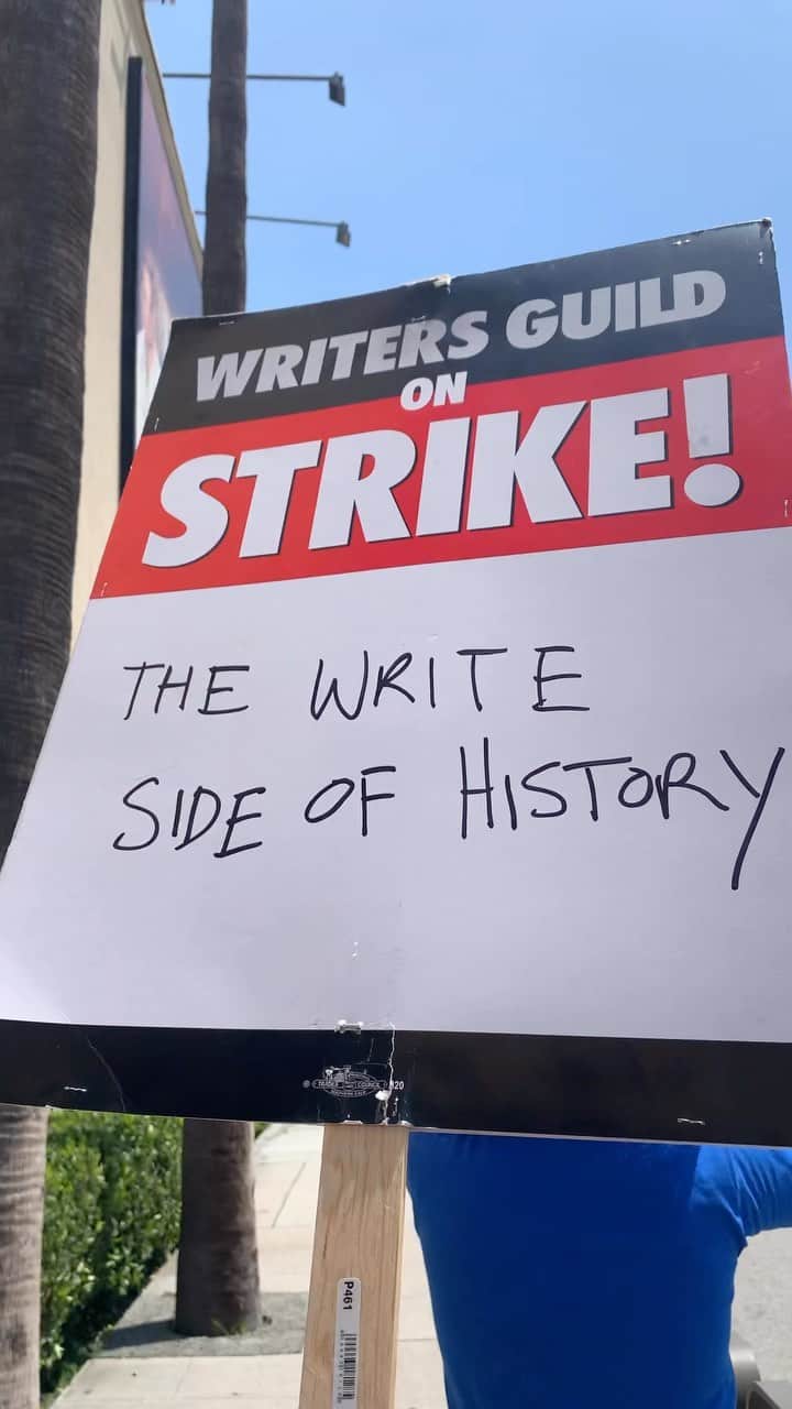 カート・メガのインスタグラム：「The write side of history is union solidarity.」