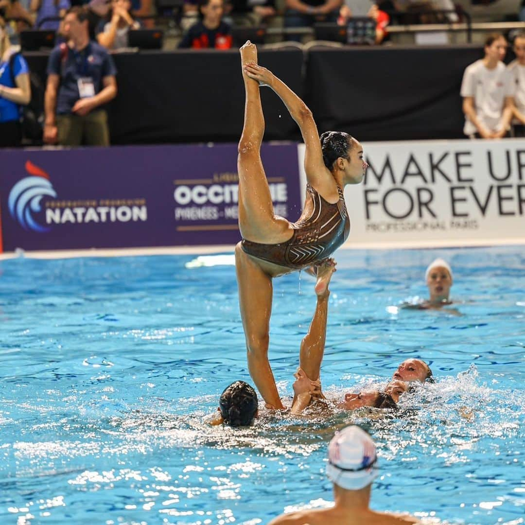 アンドレア・フエンテスさんのインスタグラム写真 - (アンドレア・フエンテスInstagram)「Oh mon Dieu.. What a week in Montpellier! Merci beaucoup @ffnatation for organizing this 2nd station for the @world_aquatics World Cup, great job! Every competition is a breakthrough and I can’t be prouder on how the team has overcomed every challenge. Great growth mindset. Shout out to my favorite team @artswimusa! We took risks and I’m not going to lie, it was scary but we had a lot of fun too. If I could define my self talk during this process: “Hello Andrea.. welcome to real sports, you always wanted that: an exciting and unpredictable sport. So now deal with it: take it as a challenge and not a threat. This is a new game and we are going to play the best hand possible. And guess what? Let’s enjoy the process too! After every uncomfortable situation there is space for growth” and heck yes…we are growing, as people, as athletes, coaches and as team. I love being surrounded with the best staff I could ask for: @annavoloshyna I’m so glad we are learning our Kraft together @teixeiralara, what can I say…best manager eva and much more, @heyheyyoon for bringing the duet to the next level, @victor_canosegura for all the work on the acrobatics, the team building activities and the huge emotional support and @coachmattnichols for all you do to make the team stronger! Thank you Hannah for keeping us healthy physically and mentally and @usaartisticswimming for being the best organization ever in all senses. We are all building this together. Also huge thanks to my personal mental coach Jordi Balaguer: I strongly believe that us, coaches, need to be at our best mental state possible to best support our athletes. I’m so glad I’m investing on it! Now I can’t wait for the next challenge to come. We close a chapter and we open a new one. I’m ready for that. We were born ready 👊.」5月11日 5時45分 - andreafuentes83