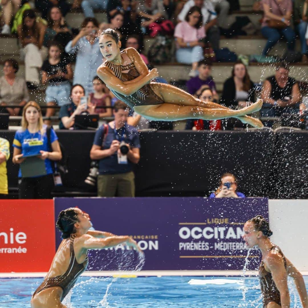 アンドレア・フエンテスのインスタグラム：「Oh mon Dieu.. What a week in Montpellier! Merci beaucoup @ffnatation for organizing this 2nd station for the @world_aquatics World Cup, great job! Every competition is a breakthrough and I can’t be prouder on how the team has overcomed every challenge. Great growth mindset. Shout out to my favorite team @artswimusa! We took risks and I’m not going to lie, it was scary but we had a lot of fun too. If I could define my self talk during this process: “Hello Andrea.. welcome to real sports, you always wanted that: an exciting and unpredictable sport. So now deal with it: take it as a challenge and not a threat. This is a new game and we are going to play the best hand possible. And guess what? Let’s enjoy the process too! After every uncomfortable situation there is space for growth” and heck yes…we are growing, as people, as athletes, coaches and as team. I love being surrounded with the best staff I could ask for: @annavoloshyna I’m so glad we are learning our Kraft together @teixeiralara, what can I say…best manager eva and much more, @heyheyyoon for bringing the duet to the next level, @victor_canosegura for all the work on the acrobatics, the team building activities and the huge emotional support and @coachmattnichols for all you do to make the team stronger! Thank you Hannah for keeping us healthy physically and mentally and @usaartisticswimming for being the best organization ever in all senses. We are all building this together. Also huge thanks to my personal mental coach Jordi Balaguer: I strongly believe that us, coaches, need to be at our best mental state possible to best support our athletes. I’m so glad I’m investing on it! Now I can’t wait for the next challenge to come. We close a chapter and we open a new one. I’m ready for that. We were born ready 👊.」