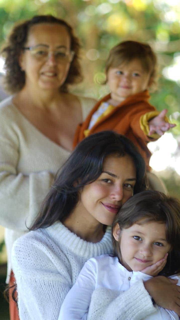 Yanna Lavigne 稲垣アンのインスタグラム：「Demonstrar amor em forma de presente torna essa data mais especial e claro que não poderia deixar de presentear minha Mãe com Natura nesse Dia das Mães.   Você já viu a quantidade de opções para você homenagear quem você ama? São mais de 60 opções de presentes. Corre no site ou em uma das lojas Natura para escolher esse presente. 🧡 #DiaDasMãesNatura  #Publi」