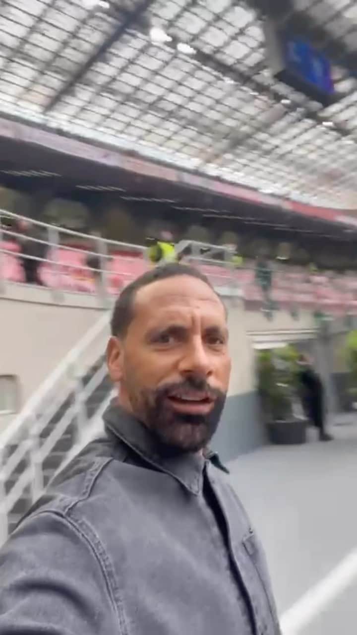リオ・ファーディナンドのインスタグラム：「Iconic gaff… some atmosphere! Love it 🔥  @acmilan vs @inter」