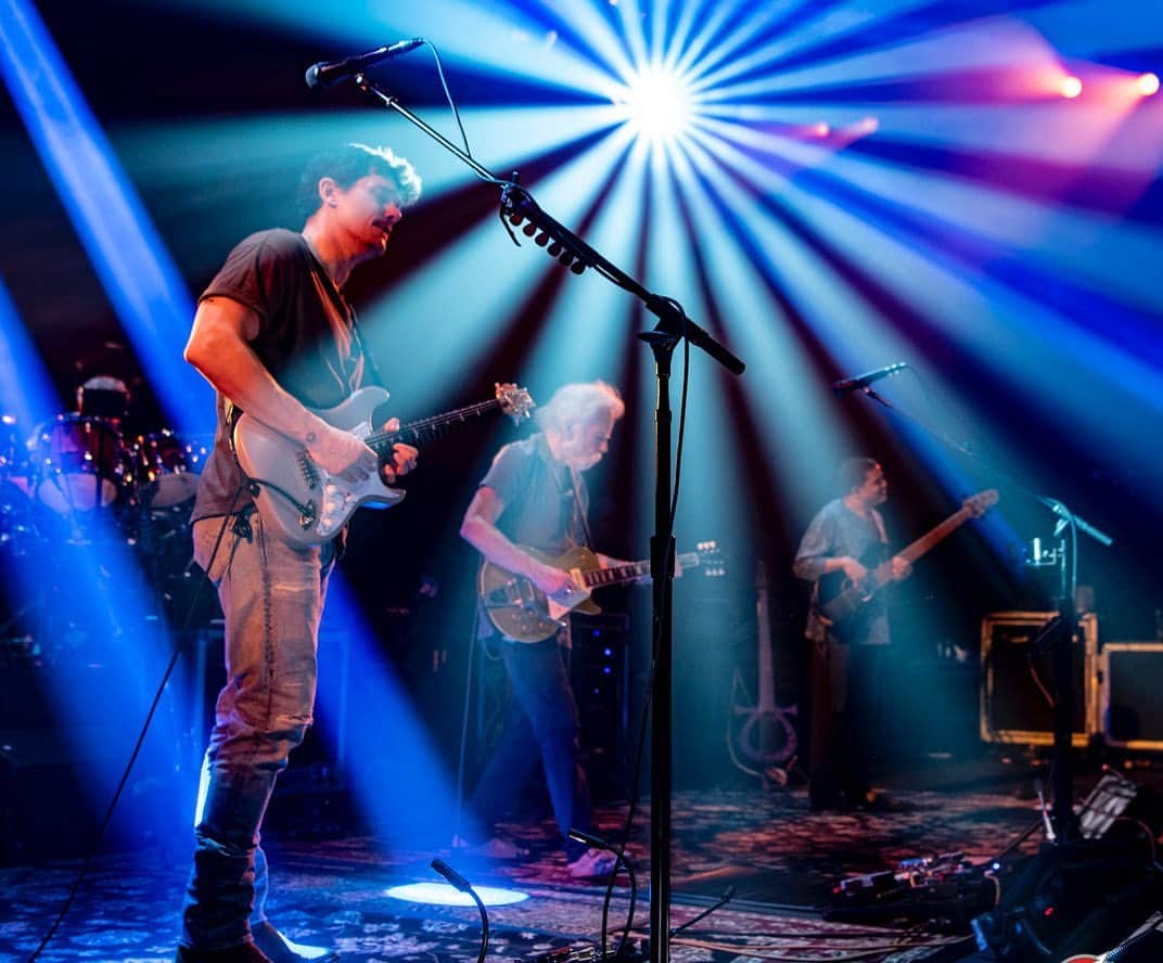 のインスタグラム：「46 years - to the day - after Grateful Dead played their historic 5/8/77 concert at Cornell University’s Barton Hall, Dead & Company returned to the very same auditorium to play a charity benefit concert.  The word “honor” doesn’t begin to describe the feeling I have after playing this show; I’ve always said that if I’m doing my job right, I bring the crowd closer to the music they love while disappearing from the equation a little. I lay zero claim to something this pivotal and meaningful in the band’s 50+ year history. I’m just happy to get to be the one to help shuttle people to their happiest places… 5/8/23 is now a date I will never forget. As we head into summer tour, I’ll say it again: thank you for accepting me. ♥️💀🌹 see you out there…. (Photos: @jayblakesberg)」