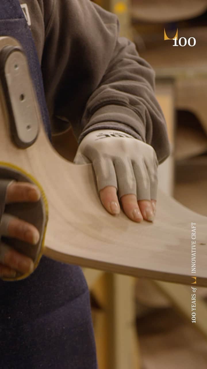 Herman Miller （ハーマンミラー）のインスタグラム：「For 100 years, Herman Miller has set the bar for original design. We’re sharing a behind-the-scenes glimpse at the process behind some of our most iconic designs, starting with the Eames Lounge Chair and Ottoman. See the details that go into making an heirloom.」