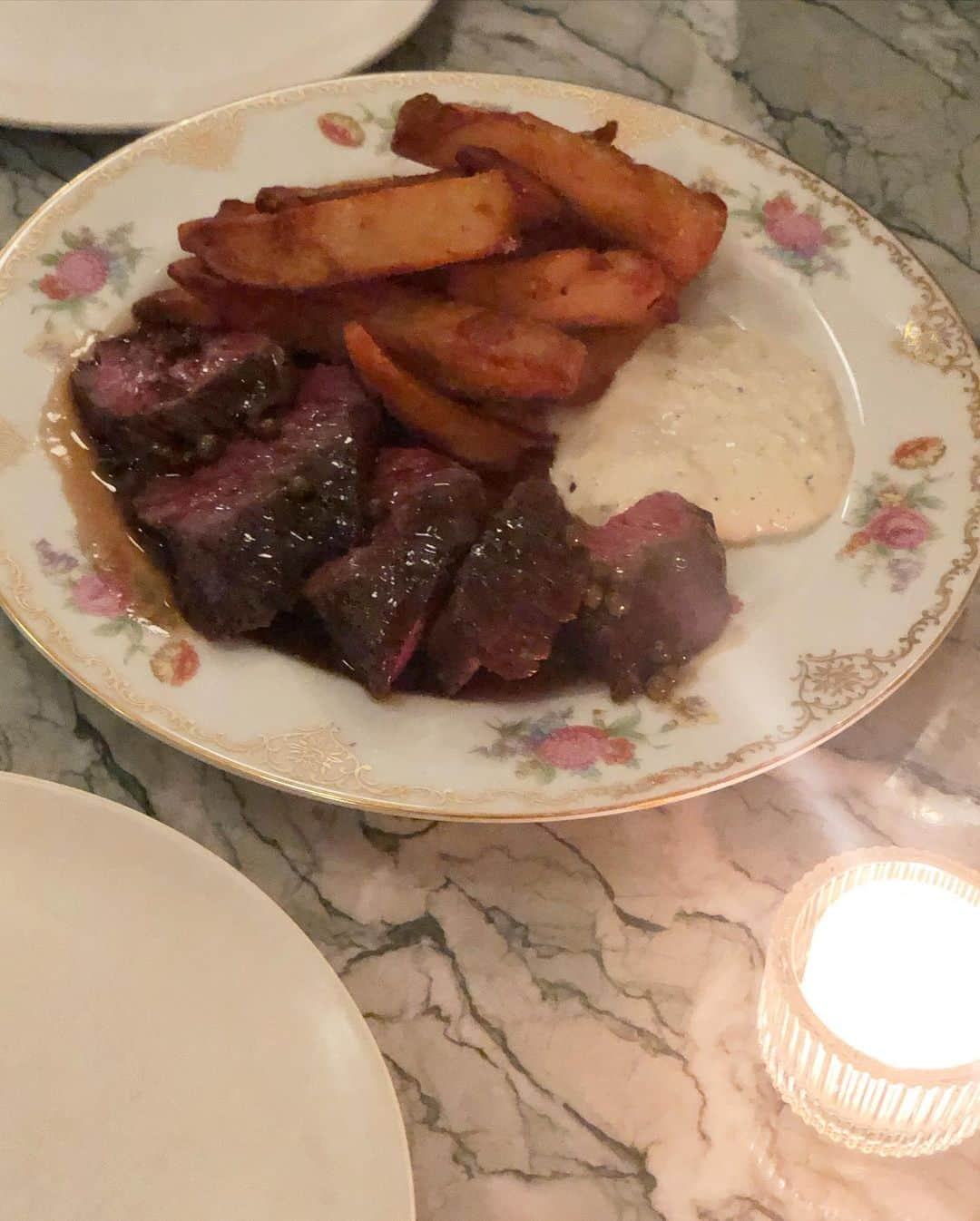 岡田育さんのインスタグラム写真 - (岡田育Instagram)「👘🍳🦌🥩👘 @lords_nyc  . 相変わらずどう着たらいいかわからんが嫌いではないガーリィなやつ。 #ワンピ襦袢 はいいぞ。筒袖なのにチラ見え具合も絶妙でいいぞ。でもどうせ赤拾うなら帯小物も赤で揃えればよかったかな。黒羽織は何にでも合う。英国料理を食べました。 . #👘🔰 #着物修行中 #着物好き #着物コーディネート #着物でお出かけ #古着物 #着物散策  #kimonoasdress #kimonostyle #kimonofashion #recyclekimono  #kimonolook #kimonolovers #kimonoandshoes #casualkimono」5月11日 6時16分 - okadaic