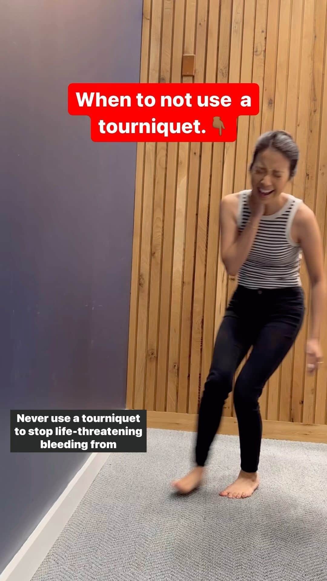 ネーブ・キャンベルのインスタグラム：「That’s actually hot sauce, but if you do witness someone severely bleeding, here’s how to know whether you should use a tourniquet.   Share this post on your story to help others learn this important tip.   #RedCross #FirstAidSkills #Tourniquet #SevereBleeding」