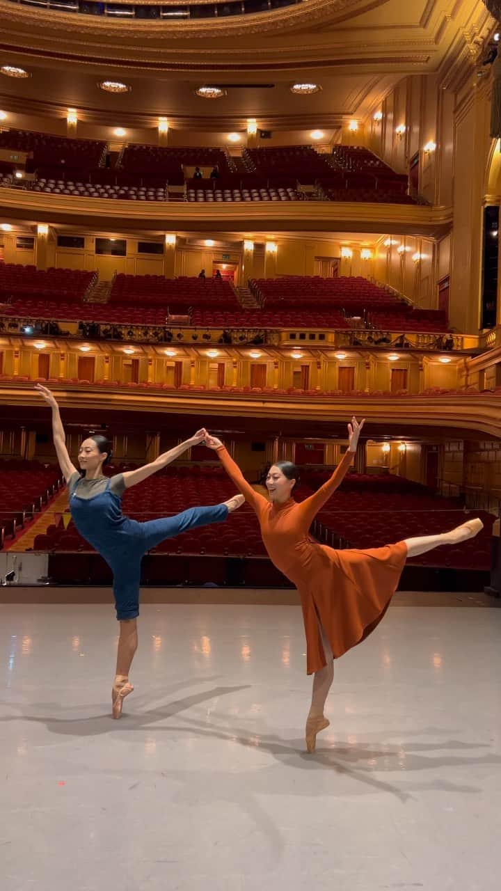 のインスタグラム：「With queen @wanting__zhao 👸🏻  バランス　  #balance #queen #principaldancer #ballet #ballerina #ballerinalife #happy #happiness #dance #art #幸せ #バレエ #バレリーナ #stage #season #バランス」