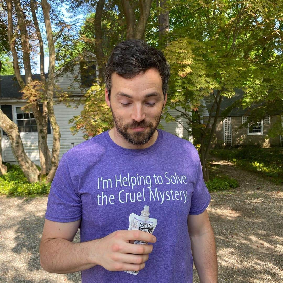 イアン・ハーディンクのインスタグラム：「Helping to solve the #cruelmystery… while also stealing my child’s baby food… TODAY is #worldlupusday ! Please join me in putting on purple to show your support for those suffering from this dreadful disease. You can also go to Lupus.org to help create real change by donating whatever you can. Me and my snackless baby will thank you!」
