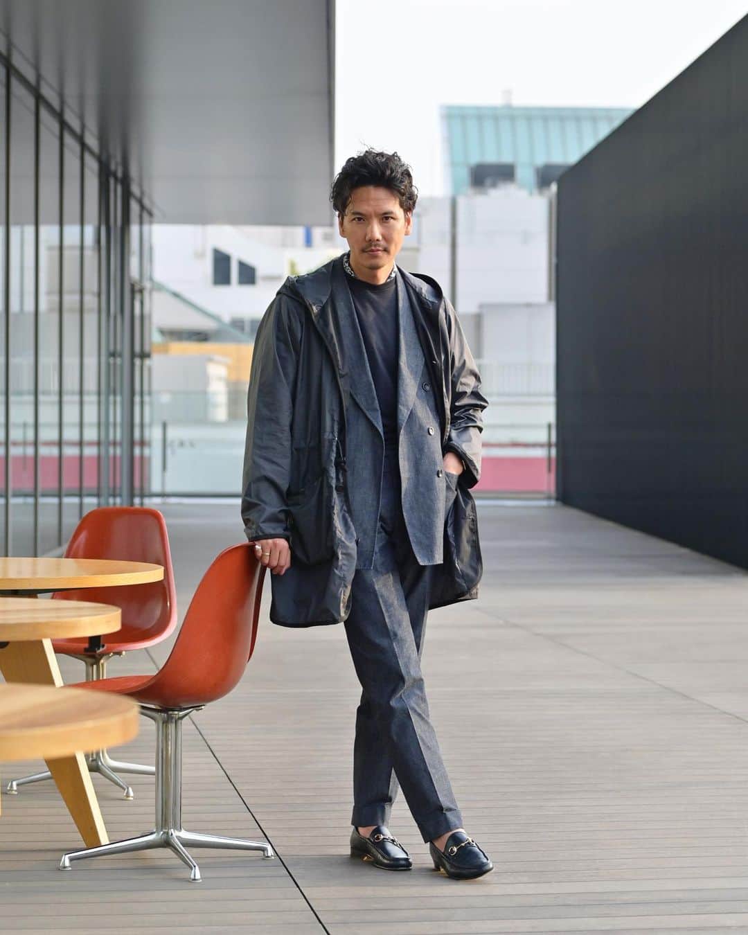 Shuhei Nishiguchiのインスタグラム：「"Dressed down suit style"◀︎◀︎◀︎Swipe left デニムスーツを着こなす。 ネイビー×ブラックの限りなくシンプルなスタイリング。  【ITEM】 Suit： @bommezzadri_parma  Knit： @morgano_official  Scarf： @hermes  Shoes： @gucci Coat： @lavenhamjp   #beamsf #classicmenswear #suitstyle #gentlemanstyle #preppyfashion #takeivy #ootdmen」