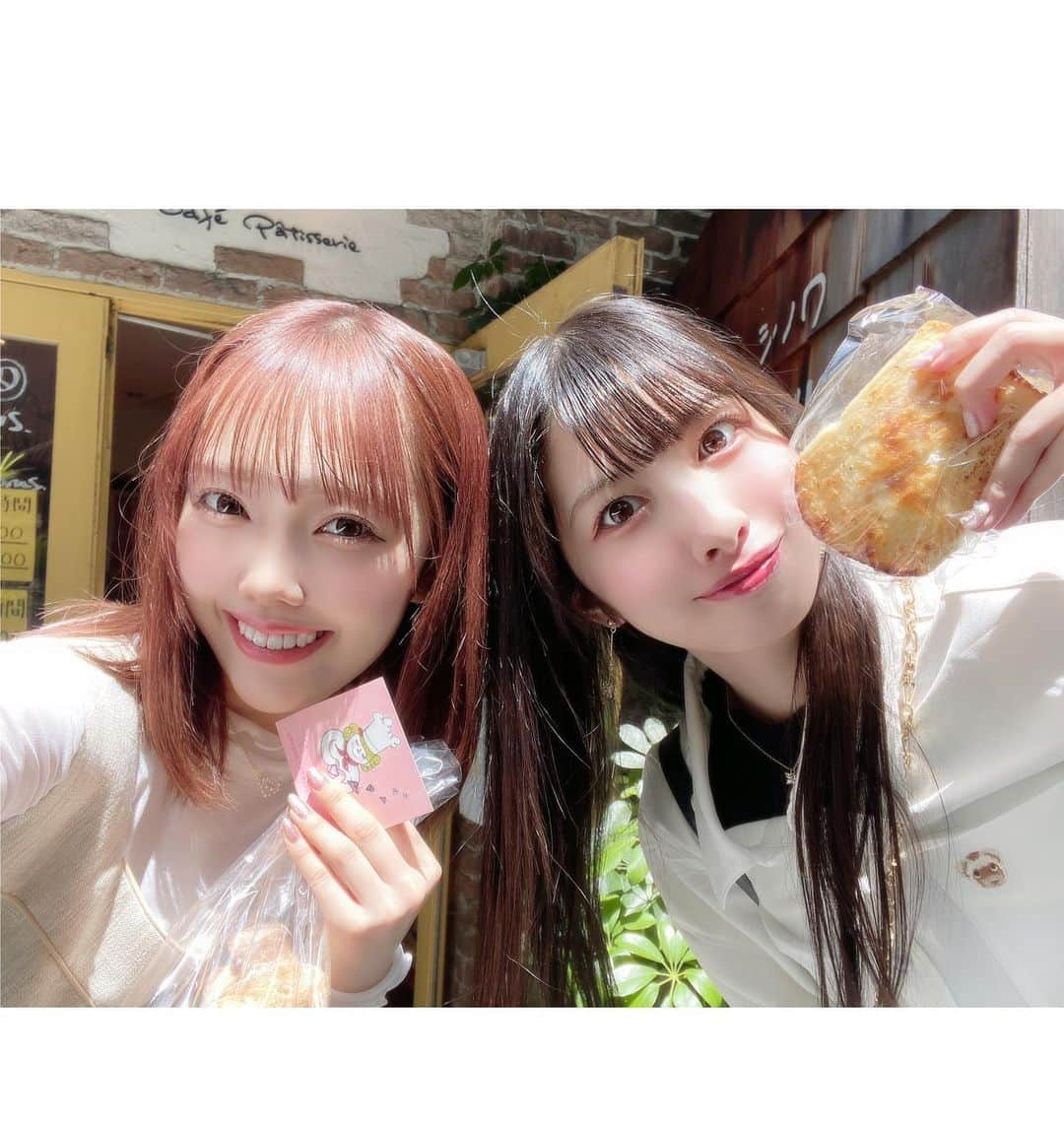 落合希来里さんのインスタグラム写真 - (落合希来里Instagram)「#きらべーかりん 活動報告🍞 in 神戸  神戸の老舗ベーカリー ⚐ #ケルン   ○チョコッペ 歯切れがとてつもなく良いソフトフランス…！ 2shotを撮ったチョコッペさんを 口にお迎えした時の感動は凄かった🥹🫶🏻 ミルクチョコだから甘めだけどそれが◎  ○バタッペ バターがサンドされてるのかと思いきや！ ピーナッツバターが登場してきて 私の中でのドッキリグランプリ！！ え〜〜〜！最高に嬉しかった！ピーナッツラブ！ ピーナッツクリーム好きは食べるべき！！ チョコッペ！バタッペ！キラッペ！で コンビ組みませんか〜〜|´-`)🥖  ○クロワッサンベーグル 上部分はクロワッサン 下部分はベーグルの食感！！ なんとも2つのいいとこ取りをしてる ずるいヤツなんですよ(´･ε･｀)パリもち… 一見仲悪そうに見えてしっかりベストフレンド✌🏻 クロワッサンだけでなくベーグル部分にも しっかりバターが染みててうまい  ⚐ #コムシノワ  ○ポム・ド・テール(ポテトパン) コムシノワ定番と聞いて…！ 蒸したじゃがいもが練り込まれてるだけあって しっかりと食べ応えがあったかなあ✊🏻 焼き直すと皮部分が薄い分 中の生地のもっちり感がより味わえた！！ トマト系のスープと一緒に食べたら最高の相性！ 次はカフェスペースでいただきたい🥹  ○バゲット・コム・シノワ コムシノワオリジナルのブレンド粉を 使ったバゲット…！！ コムシノワはバゲットが美味しいと噂を 聞いてたのでこれは絶対に！と購入🫶🏻 我慢できず焼きたてを食べたのだけど 焼かなくてもクラストがバリッとしていて それでもって水分量があるクラムがとぅるとぅる 何もつけなくても…いやつけたくないって くらいに好きだったあ〜〜 焼き直すとなおバリモチで昇天した ‪^_‐  ⚐ #ベーカリー春夏秋冬   食パンが美味しいと聞いていたので わりと食パン攻めのラインナップ！！  ○焼きクリームぱん ミ二食パンシリーズの1つ…！！ 手でちぎっただけで分かるモチモチ感👶🏻 中のクリームは素材の卵が強い味🥚 もちもちとクリームの相性は言わずもがなで これは色んな種類いただきたくなった…！  ○くるみパン トーストしなおしても残るモチっと感！！ これにクリームチーズなんて乗せちゃったら 無限に食べれそうだった|´-`) まだ試してないからいつか絶対やる！！  ○玄米ぱん リピーター続出と見てお迎え…！ 玄米の甘さがあの丸の中にしっかり納まっていて 空気みたいに食べれそうな味だった(褒めてる) これは焼かずにもちもちのまま食べたいぱん 贅沢だけど給食で出てきたら確実におかわり しまくりだっただろうなあ…|´-`)( ｼﾀｼﾐﾉｱﾙｱｼﾞ  ほとんどがお家でリベイクした 感想になっています✌🏻  今回は絞りに絞って3店舗(>_<) 大体 三宮辺りで巡れるコース🐾 ずっと行ってみたかった 神戸のパン屋さん…！ なっちゃんが一緒に回ってくれたよ~ 予定立てながらとてもワクワクで この日を心待ちにしてたんだ~🥹  そいえば配信で食べながら 生実況したのも楽しかった！！✊🏻  神戸のパンでいっぱい育成して レベル上げて〜〜って まさに URなパン出会えた旅でした！ (ウルトラレアキッス/≠ME)  みなさんのおすすめパンもぜひ おしえてください!!  #パン  #パンスタグラム #神戸 #三宮 #idol #パン好き」5月10日 21時24分 - _ochiaikirari_