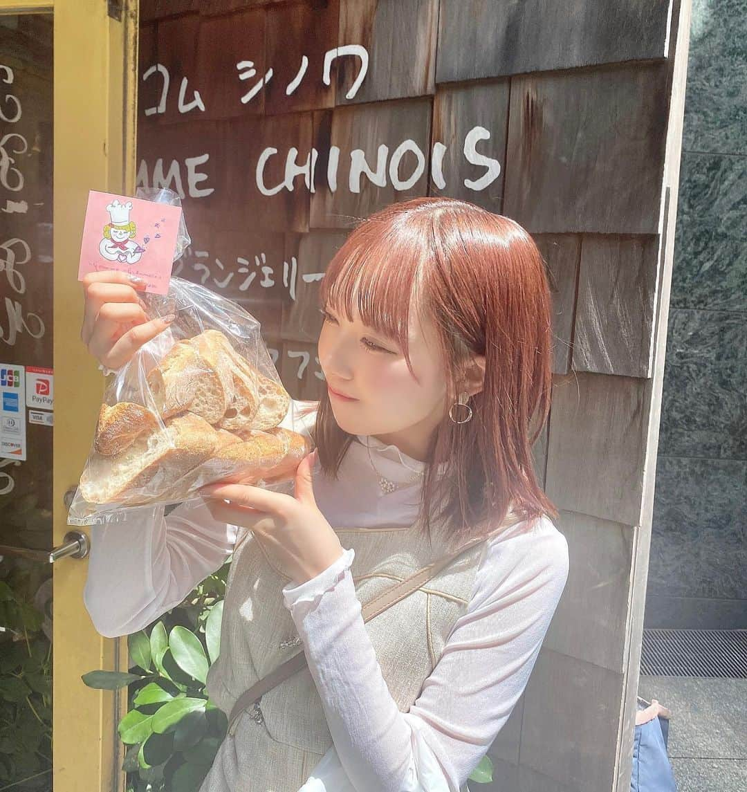 落合希来里さんのインスタグラム写真 - (落合希来里Instagram)「#きらべーかりん 活動報告🍞 in 神戸  神戸の老舗ベーカリー ⚐ #ケルン   ○チョコッペ 歯切れがとてつもなく良いソフトフランス…！ 2shotを撮ったチョコッペさんを 口にお迎えした時の感動は凄かった🥹🫶🏻 ミルクチョコだから甘めだけどそれが◎  ○バタッペ バターがサンドされてるのかと思いきや！ ピーナッツバターが登場してきて 私の中でのドッキリグランプリ！！ え〜〜〜！最高に嬉しかった！ピーナッツラブ！ ピーナッツクリーム好きは食べるべき！！ チョコッペ！バタッペ！キラッペ！で コンビ組みませんか〜〜|´-`)🥖  ○クロワッサンベーグル 上部分はクロワッサン 下部分はベーグルの食感！！ なんとも2つのいいとこ取りをしてる ずるいヤツなんですよ(´･ε･｀)パリもち… 一見仲悪そうに見えてしっかりベストフレンド✌🏻 クロワッサンだけでなくベーグル部分にも しっかりバターが染みててうまい  ⚐ #コムシノワ  ○ポム・ド・テール(ポテトパン) コムシノワ定番と聞いて…！ 蒸したじゃがいもが練り込まれてるだけあって しっかりと食べ応えがあったかなあ✊🏻 焼き直すと皮部分が薄い分 中の生地のもっちり感がより味わえた！！ トマト系のスープと一緒に食べたら最高の相性！ 次はカフェスペースでいただきたい🥹  ○バゲット・コム・シノワ コムシノワオリジナルのブレンド粉を 使ったバゲット…！！ コムシノワはバゲットが美味しいと噂を 聞いてたのでこれは絶対に！と購入🫶🏻 我慢できず焼きたてを食べたのだけど 焼かなくてもクラストがバリッとしていて それでもって水分量があるクラムがとぅるとぅる 何もつけなくても…いやつけたくないって くらいに好きだったあ〜〜 焼き直すとなおバリモチで昇天した ‪^_‐  ⚐ #ベーカリー春夏秋冬   食パンが美味しいと聞いていたので わりと食パン攻めのラインナップ！！  ○焼きクリームぱん ミ二食パンシリーズの1つ…！！ 手でちぎっただけで分かるモチモチ感👶🏻 中のクリームは素材の卵が強い味🥚 もちもちとクリームの相性は言わずもがなで これは色んな種類いただきたくなった…！  ○くるみパン トーストしなおしても残るモチっと感！！ これにクリームチーズなんて乗せちゃったら 無限に食べれそうだった|´-`) まだ試してないからいつか絶対やる！！  ○玄米ぱん リピーター続出と見てお迎え…！ 玄米の甘さがあの丸の中にしっかり納まっていて 空気みたいに食べれそうな味だった(褒めてる) これは焼かずにもちもちのまま食べたいぱん 贅沢だけど給食で出てきたら確実におかわり しまくりだっただろうなあ…|´-`)( ｼﾀｼﾐﾉｱﾙｱｼﾞ  ほとんどがお家でリベイクした 感想になっています✌🏻  今回は絞りに絞って3店舗(>_<) 大体 三宮辺りで巡れるコース🐾 ずっと行ってみたかった 神戸のパン屋さん…！ なっちゃんが一緒に回ってくれたよ~ 予定立てながらとてもワクワクで この日を心待ちにしてたんだ~🥹  そいえば配信で食べながら 生実況したのも楽しかった！！✊🏻  神戸のパンでいっぱい育成して レベル上げて〜〜って まさに URなパン出会えた旅でした！ (ウルトラレアキッス/≠ME)  みなさんのおすすめパンもぜひ おしえてください!!  #パン  #パンスタグラム #神戸 #三宮 #idol #パン好き」5月10日 21時24分 - _ochiaikirari_