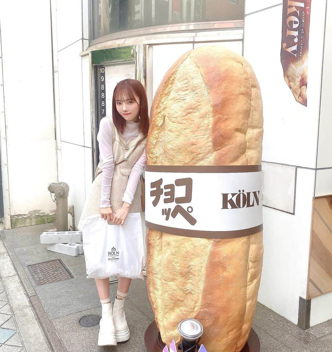 落合希来里のインスタグラム：「#きらべーかりん 活動報告🍞 in 神戸  神戸の老舗ベーカリー ⚐ #ケルン   ○チョコッペ 歯切れがとてつもなく良いソフトフランス…！ 2shotを撮ったチョコッペさんを 口にお迎えした時の感動は凄かった🥹🫶🏻 ミルクチョコだから甘めだけどそれが◎  ○バタッペ バターがサンドされてるのかと思いきや！ ピーナッツバターが登場してきて 私の中でのドッキリグランプリ！！ え〜〜〜！最高に嬉しかった！ピーナッツラブ！ ピーナッツクリーム好きは食べるべき！！ チョコッペ！バタッペ！キラッペ！で コンビ組みませんか〜〜|´-`)🥖  ○クロワッサンベーグル 上部分はクロワッサン 下部分はベーグルの食感！！ なんとも2つのいいとこ取りをしてる ずるいヤツなんですよ(´･ε･｀)パリもち… 一見仲悪そうに見えてしっかりベストフレンド✌🏻 クロワッサンだけでなくベーグル部分にも しっかりバターが染みててうまい  ⚐ #コムシノワ  ○ポム・ド・テール(ポテトパン) コムシノワ定番と聞いて…！ 蒸したじゃがいもが練り込まれてるだけあって しっかりと食べ応えがあったかなあ✊🏻 焼き直すと皮部分が薄い分 中の生地のもっちり感がより味わえた！！ トマト系のスープと一緒に食べたら最高の相性！ 次はカフェスペースでいただきたい🥹  ○バゲット・コム・シノワ コムシノワオリジナルのブレンド粉を 使ったバゲット…！！ コムシノワはバゲットが美味しいと噂を 聞いてたのでこれは絶対に！と購入🫶🏻 我慢できず焼きたてを食べたのだけど 焼かなくてもクラストがバリッとしていて それでもって水分量があるクラムがとぅるとぅる 何もつけなくても…いやつけたくないって くらいに好きだったあ〜〜 焼き直すとなおバリモチで昇天した ‪^_‐  ⚐ #ベーカリー春夏秋冬   食パンが美味しいと聞いていたので わりと食パン攻めのラインナップ！！  ○焼きクリームぱん ミ二食パンシリーズの1つ…！！ 手でちぎっただけで分かるモチモチ感👶🏻 中のクリームは素材の卵が強い味🥚 もちもちとクリームの相性は言わずもがなで これは色んな種類いただきたくなった…！  ○くるみパン トーストしなおしても残るモチっと感！！ これにクリームチーズなんて乗せちゃったら 無限に食べれそうだった|´-`) まだ試してないからいつか絶対やる！！  ○玄米ぱん リピーター続出と見てお迎え…！ 玄米の甘さがあの丸の中にしっかり納まっていて 空気みたいに食べれそうな味だった(褒めてる) これは焼かずにもちもちのまま食べたいぱん 贅沢だけど給食で出てきたら確実におかわり しまくりだっただろうなあ…|´-`)( ｼﾀｼﾐﾉｱﾙｱｼﾞ  ほとんどがお家でリベイクした 感想になっています✌🏻  今回は絞りに絞って3店舗(>_<) 大体 三宮辺りで巡れるコース🐾 ずっと行ってみたかった 神戸のパン屋さん…！ なっちゃんが一緒に回ってくれたよ~ 予定立てながらとてもワクワクで この日を心待ちにしてたんだ~🥹  そいえば配信で食べながら 生実況したのも楽しかった！！✊🏻  神戸のパンでいっぱい育成して レベル上げて〜〜って まさに URなパン出会えた旅でした！ (ウルトラレアキッス/≠ME)  みなさんのおすすめパンもぜひ おしえてください!!  #パン  #パンスタグラム #神戸 #三宮 #idol #パン好き」