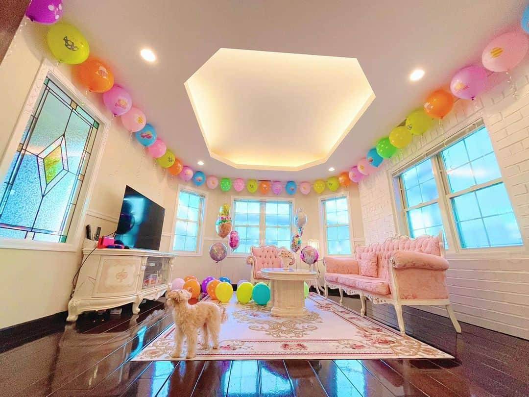 寿リリカさんのインスタグラム写真 - (寿リリカInstagram)「♡ 🐣🥚🎈Easter room🎈🥚🐣 ♡ カラフルバルーンで飾り付け🎈🌈🧡💜💗💚💙💛❤️ うさぴよちゃん🐰🐥💖💖 ♡ #イースターパーティー #イースターバルーン #イースター飾り #イースタールーム #easter #バルーンアート #バルーン装飾 #easterbunny #easterparty #ホームパーティー」5月10日 21時24分 - ririkakotobuki