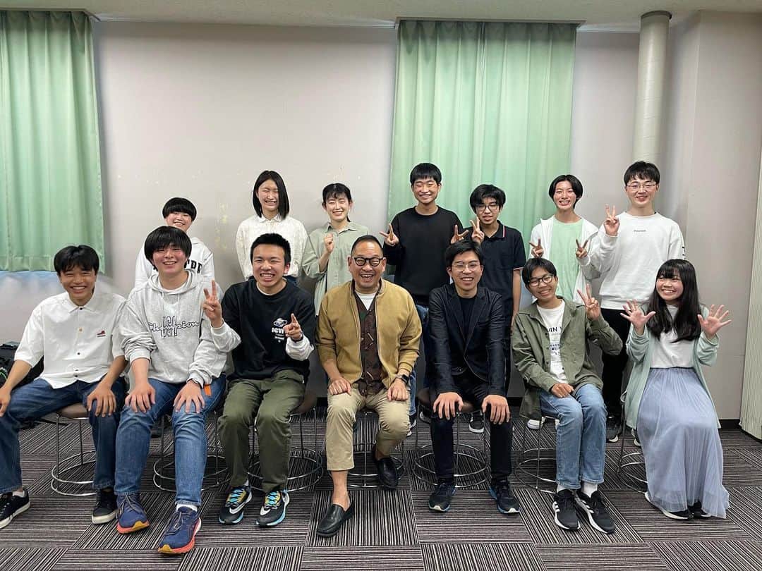 のインスタグラム：「今日は日帰りで仙台✈️  江戸落語の柳家㐂三郎さん、太神楽の鏡味味千代さんとご一緒に、仙台第三高等学校の皆さんに寄席演芸を楽しんで頂きました〜  映像トラブルなどありましたが、そんなのにも負けず、最後まで前のめりで盛り上がってくれて、ほんまサイコーの生徒さんやったー😆  うれしー‼️  終わってから有志の生徒さんと懇親会😁  めっちゃ的を射た素晴らしい質問の数々  興味を持ってくれてめっちゃうれしい😊  ほんまありがと〜‼️  噺家やっててよかった😁  また寄席に来てね‼️  #落語 #寄席 #お笑い #芸術鑑賞 #学校寄席」