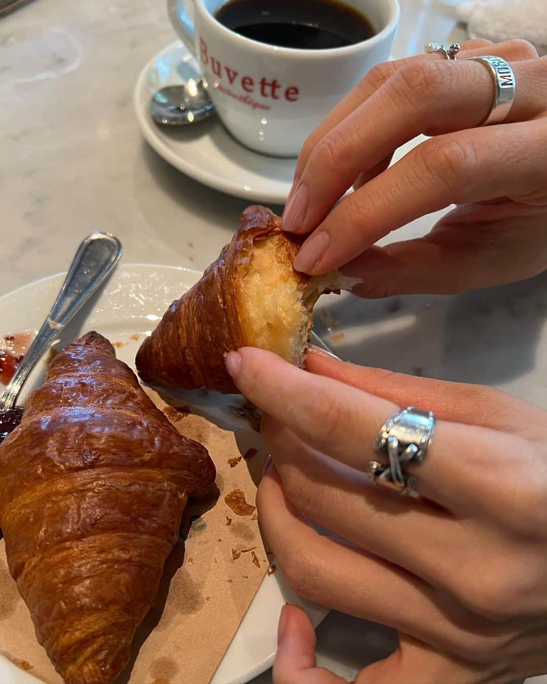 石井亜美さんのインスタグラム写真 - (石井亜美Instagram)「🥐  昨日は、宝塚歌劇団 宙組の007を観てまいりました。 観劇前に @buvettetokyo でランチ with @miriishii   これから好きな人を拝みに行くので 「心中穏やかでいられない」という私の様子ですw  着用している @nostalgia_jp さんと私のコラボブラウス、 再販開始しております❣️  はぁーーーー、キキちゃんかっこよかったーーー🫨  みなさんは、推し活していますか？☺️🫶  #buvette #nostalgia #ノスタルジア #ブヴェット #日比谷ミッドタウン #日比谷ランチ」5月10日 21時26分 - ami_ishii_