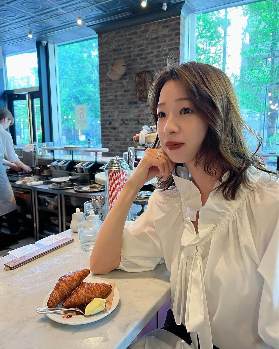 石井亜美さんのインスタグラム写真 - (石井亜美Instagram)「🥐  昨日は、宝塚歌劇団 宙組の007を観てまいりました。 観劇前に @buvettetokyo でランチ with @miriishii   これから好きな人を拝みに行くので 「心中穏やかでいられない」という私の様子ですw  着用している @nostalgia_jp さんと私のコラボブラウス、 再販開始しております❣️  はぁーーーー、キキちゃんかっこよかったーーー🫨  みなさんは、推し活していますか？☺️🫶  #buvette #nostalgia #ノスタルジア #ブヴェット #日比谷ミッドタウン #日比谷ランチ」5月10日 21時26分 - ami_ishii_