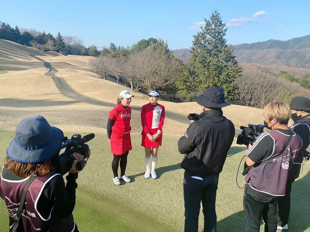 坂之下侑子のインスタグラム：「🩷告知🩷 女子ゴルフペアマッチ⛳️ 5月22日放送です✨ BS朝日  吉田藍子プロとペアです👭赤のウェアで揃えてみました❤️  是非ご覧ください🏌️‍♀️💕  #女子ゴルフペアマッチ#吉田藍子 プロ#是非ご覧ください#bs朝日」