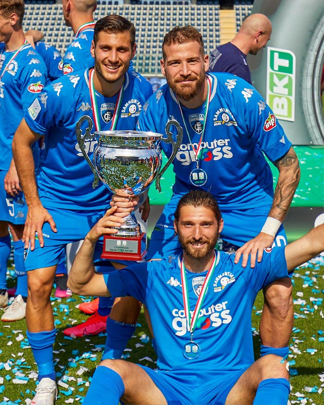 エンポリFCさんのインスタグラム写真 - (エンポリFCInstagram)「📸🏆🏅 #OnThisDay   10 maggio 2021, l'#Empoli batte il #Lecce 2-1 con le reti di La Mantia e Matos e alza la coppa della vittoria della #SerieB 2020/21 e della promozione in #SerieA degli azzurri!」5月10日 21時28分 - empoli_fc_official