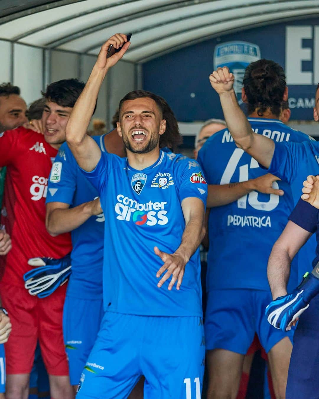 エンポリFCさんのインスタグラム写真 - (エンポリFCInstagram)「📸🏆🏅 #OnThisDay   10 maggio 2021, l'#Empoli batte il #Lecce 2-1 con le reti di La Mantia e Matos e alza la coppa della vittoria della #SerieB 2020/21 e della promozione in #SerieA degli azzurri!」5月10日 21時28分 - empoli_fc_official