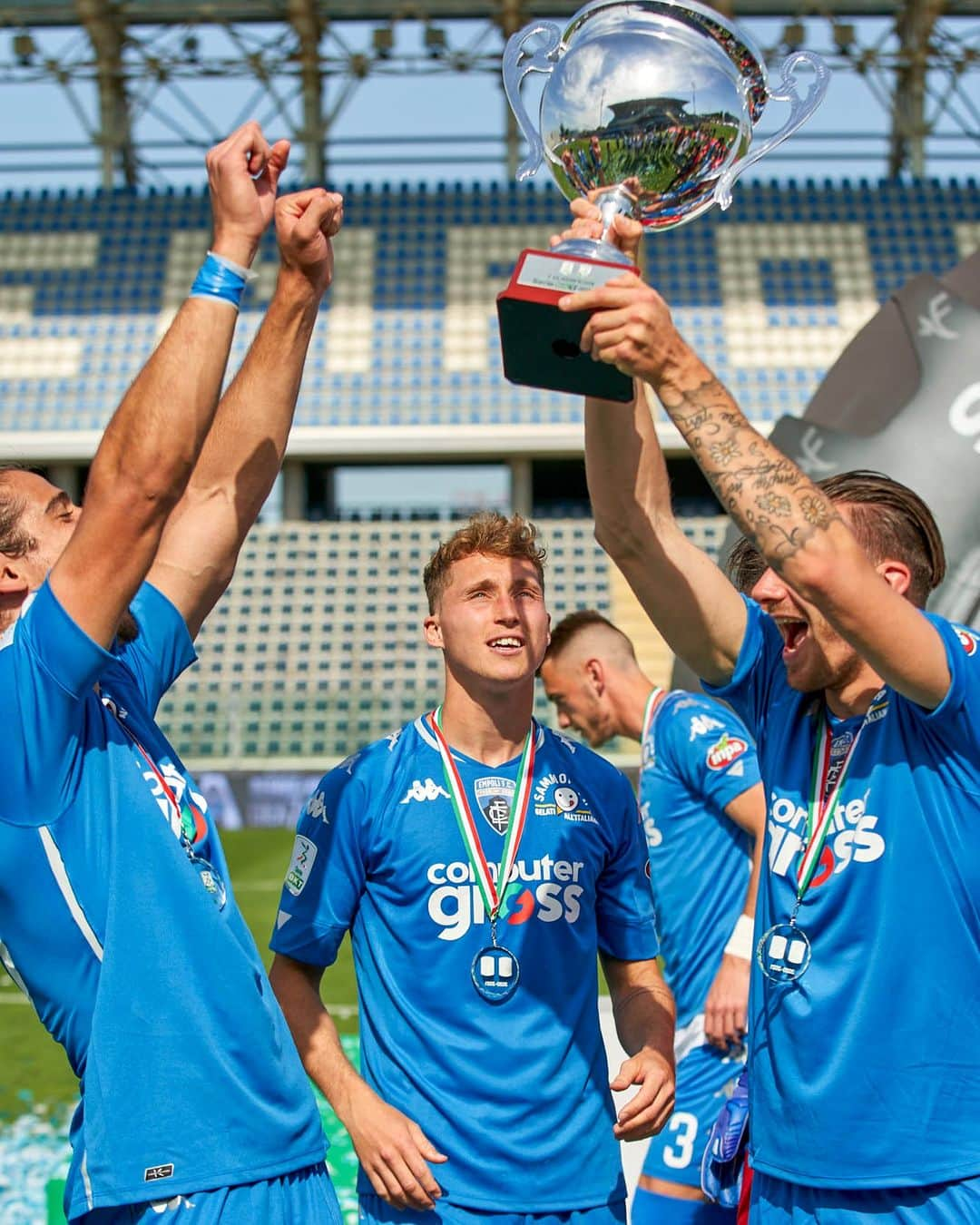 エンポリFCさんのインスタグラム写真 - (エンポリFCInstagram)「📸🏆🏅 #OnThisDay   10 maggio 2021, l'#Empoli batte il #Lecce 2-1 con le reti di La Mantia e Matos e alza la coppa della vittoria della #SerieB 2020/21 e della promozione in #SerieA degli azzurri!」5月10日 21時28分 - empoli_fc_official