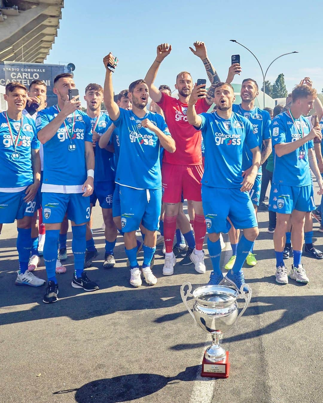 エンポリFCさんのインスタグラム写真 - (エンポリFCInstagram)「📸🏆🏅 #OnThisDay   10 maggio 2021, l'#Empoli batte il #Lecce 2-1 con le reti di La Mantia e Matos e alza la coppa della vittoria della #SerieB 2020/21 e della promozione in #SerieA degli azzurri!」5月10日 21時28分 - empoli_fc_official