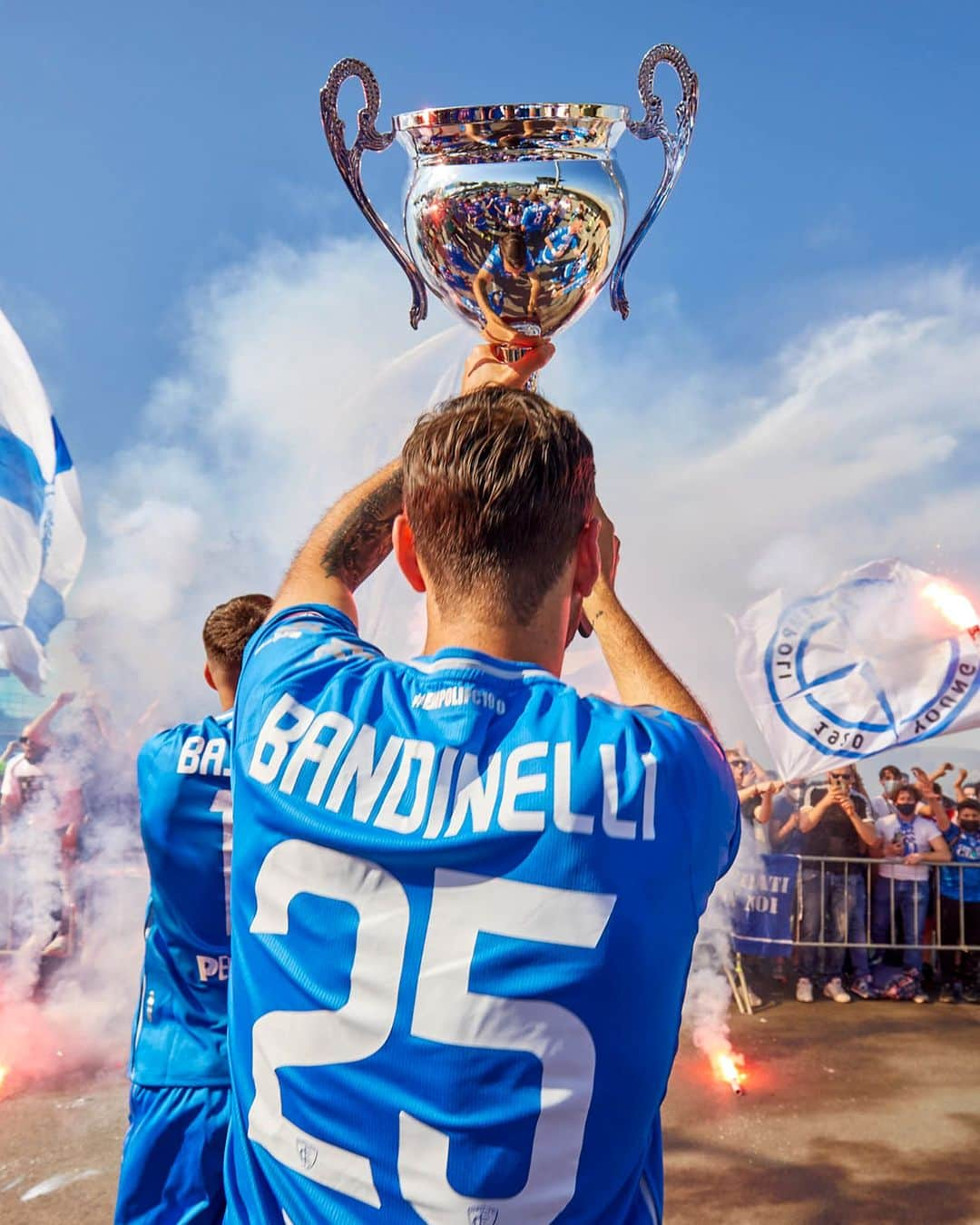 エンポリFCさんのインスタグラム写真 - (エンポリFCInstagram)「📸🏆🏅 #OnThisDay   10 maggio 2021, l'#Empoli batte il #Lecce 2-1 con le reti di La Mantia e Matos e alza la coppa della vittoria della #SerieB 2020/21 e della promozione in #SerieA degli azzurri!」5月10日 21時28分 - empoli_fc_official