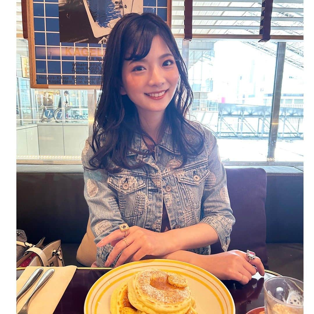 美蘭レンナさんのインスタグラム写真 - (美蘭レンナInstagram)「🍟🍟🥞🍟☕️ . . . 雪組さんは 恒例の姉妹観劇でしたん☺️💓💓 写真、光で飛んでる😇ww  GW中は 好きなもの食べていいよぉ😚😚 (新喜劇座長 アキさん風) ご褒美期間てことで！笑  billsのリコッタパンケーキにポテト (🍟はシェア)😋😋😋  久しぶりのbillsでしたが、 変わらず美味しかったです🤤✨ 最高♡♡♡  次回の観劇も楽しみｯｯ😍✨🫶 . . . #宝塚#雪組#公演#観劇#姉妹 #観劇記録#舞台#舞台鑑賞#宝塚歌劇団#レビュー #お芝居#ショー#初舞台公演 #大阪グルメ#大阪ランチ#パンケーキ#🥞#カフェ #お稽古#習い事#日本舞踊#にちビュー#宝塚og #モデル#関西モデル#model#takarazuka#revue #takarazukarevue#sisters」5月10日 21時29分 - renna_miran33