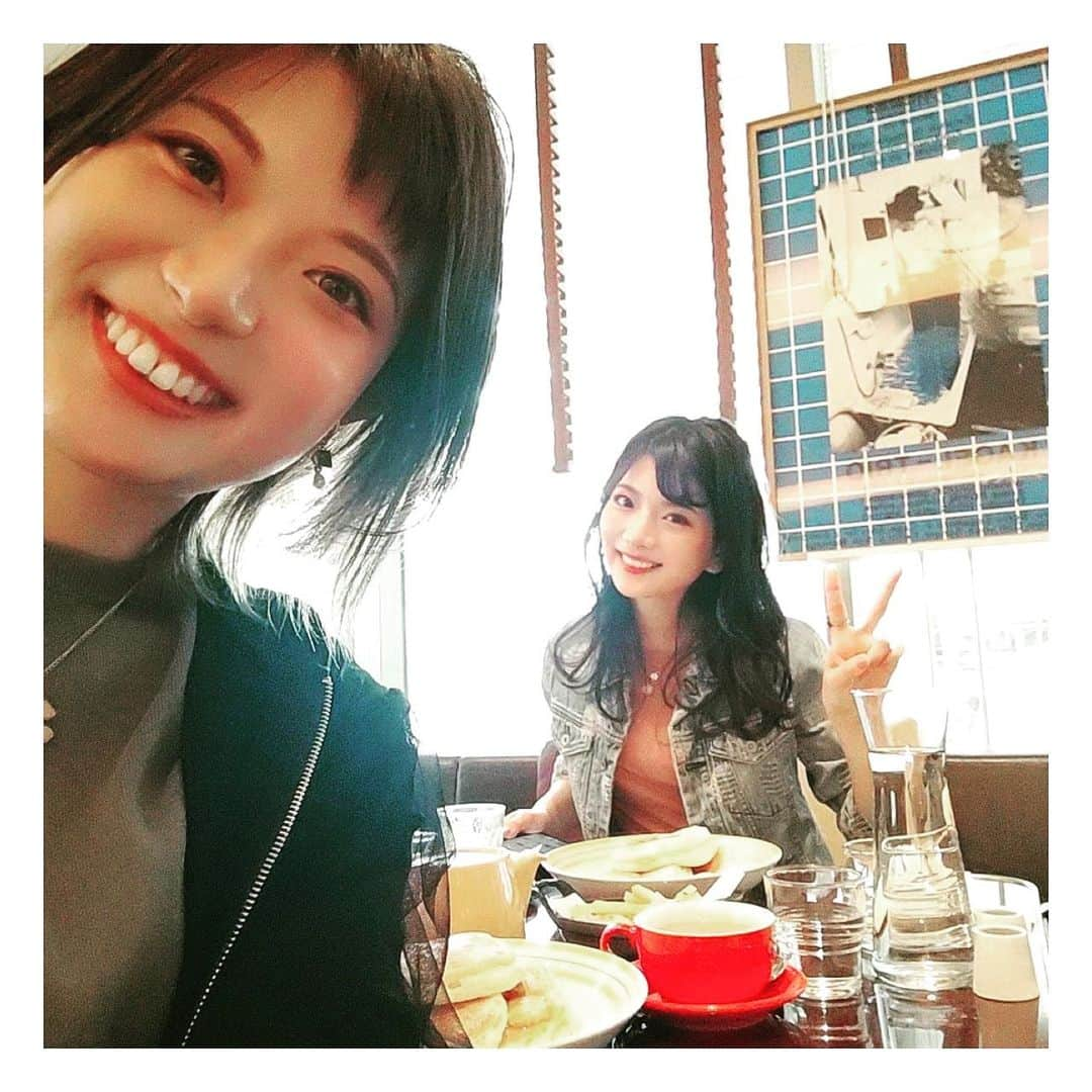 美蘭レンナさんのインスタグラム写真 - (美蘭レンナInstagram)「🍟🍟🥞🍟☕️ . . . 雪組さんは 恒例の姉妹観劇でしたん☺️💓💓 写真、光で飛んでる😇ww  GW中は 好きなもの食べていいよぉ😚😚 (新喜劇座長 アキさん風) ご褒美期間てことで！笑  billsのリコッタパンケーキにポテト (🍟はシェア)😋😋😋  久しぶりのbillsでしたが、 変わらず美味しかったです🤤✨ 最高♡♡♡  次回の観劇も楽しみｯｯ😍✨🫶 . . . #宝塚#雪組#公演#観劇#姉妹 #観劇記録#舞台#舞台鑑賞#宝塚歌劇団#レビュー #お芝居#ショー#初舞台公演 #大阪グルメ#大阪ランチ#パンケーキ#🥞#カフェ #お稽古#習い事#日本舞踊#にちビュー#宝塚og #モデル#関西モデル#model#takarazuka#revue #takarazukarevue#sisters」5月10日 21時29分 - renna_miran33