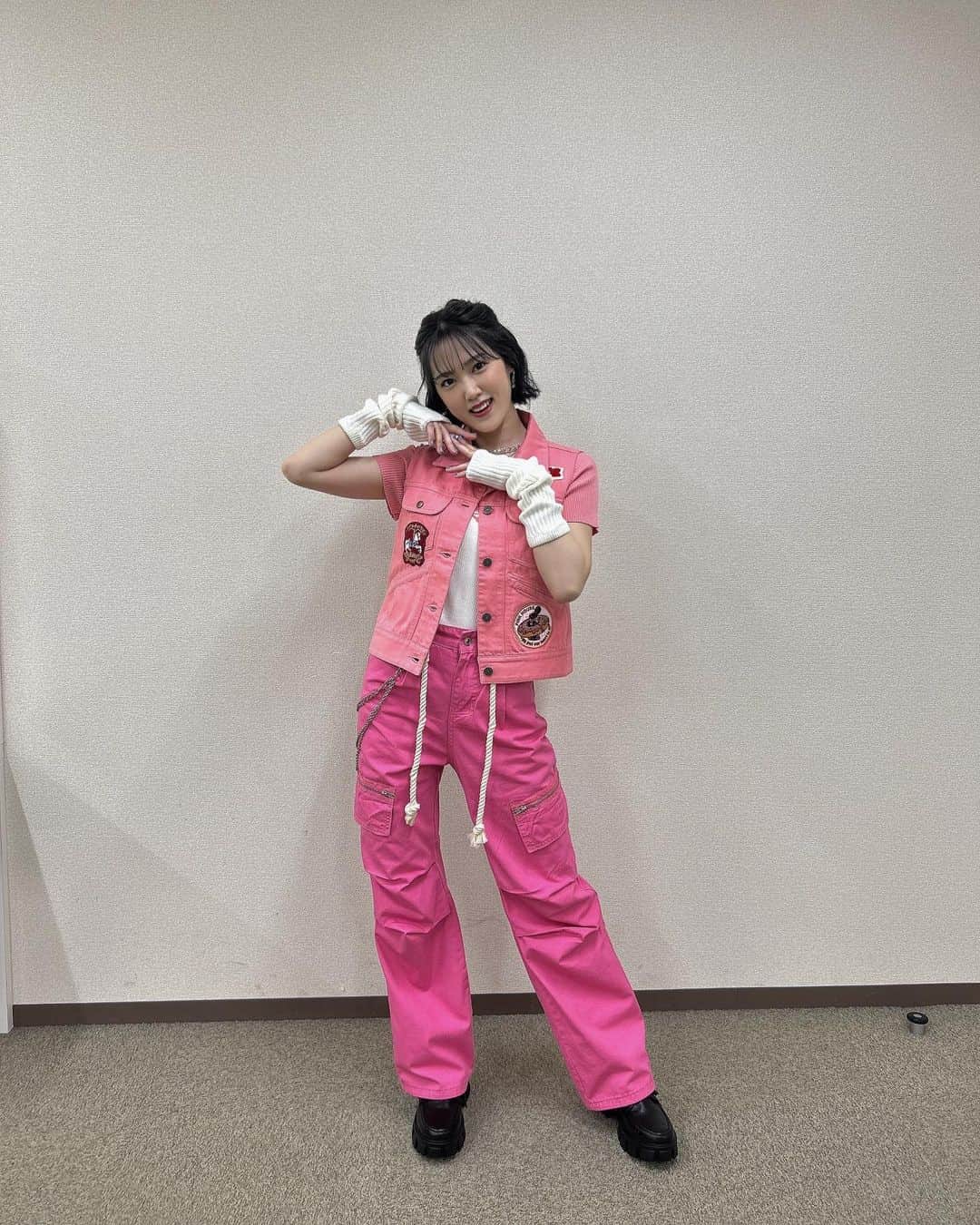 小関舞さんのインスタグラム写真 - (小関舞Instagram)「. グッズ撮影の時のオフショ📸  カラー衣装の候補たくさんあって ほんと迷った(＞＜) 全部可愛すぎたから1着しか着れないの辛い、、 でもピンク良いよね！！🩷  #ピンク #衣装 #撮影 #オフショット」5月10日 21時30分 - mai_ozeki.official