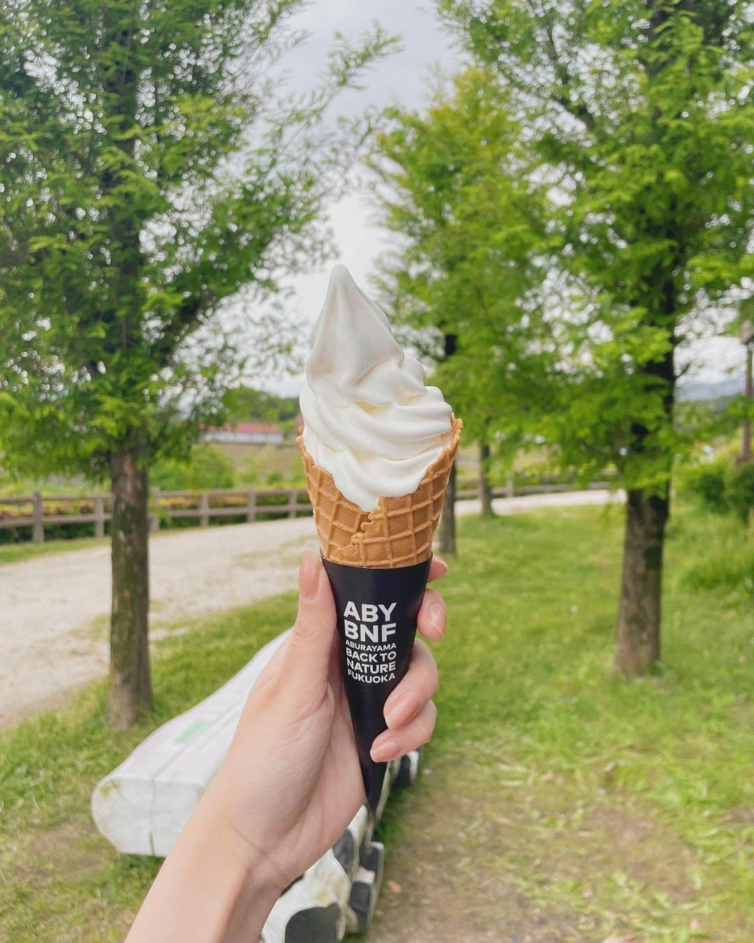 足立沙織さんのインスタグラム写真 - (足立沙織Instagram)「. 自然と一杯ふれあえた日🐄🌳  ここのソフトクリーム、ミルク感強くて大好き🥛  スタバも出来てたけんまたゆっくりきたい〜☕️✨  @charol___official のビートルズTシャツ、バックプリントまで可愛いのにすっかり撮り忘れたけんまた今度載せよう🚶‍♀️🌙  . #aburayama#fukuoka#fukuokafood#fukuokacafe #福岡カフェ#福岡ぐるめ#もーもーらんど#油山市民の森#tシャツコーデ#tシャツデザイン#ビートルズ#ビートルズtシャツ#めがね女子#福岡旅行#福岡観光#福岡観光スポット#ブラックコーデ#モノトーンコーデ#좋아요반사̆̈#좋아요꾹#데일리룩코디」5月10日 21時40分 - sao_ri_17