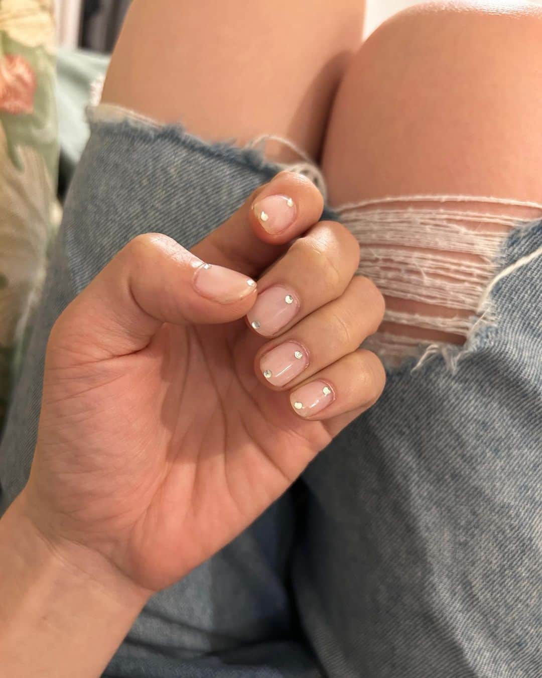 長澤メイのインスタグラム：「久しぶりにnail🫶💕 やっぱりうれしい🤭✨  いつもありがと👼🏼💕 はやくて上手な恵比寿にある @nes.nail」