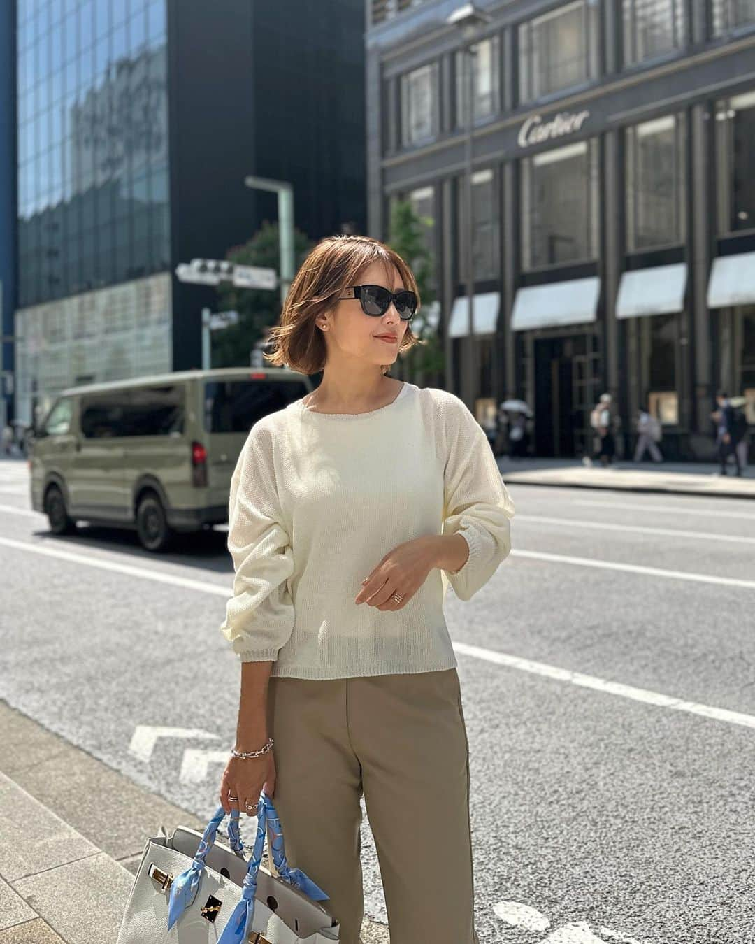 yukoさんのインスタグラム写真 - (yukoInstagram)「simple coordinate 春夏は甘めな気分も多かったけど、やはりシンプルは落ち着くし大好き😘💓 久しぶりに @mercer_brunch でランチしたら、フレンチトーストが飲み物だったね笑 w /  @reeechan419❤️‍🔥  Tops @cadune_official  pants @milaowen sandal @mohi.shoes  bag @hermes」5月10日 21時34分 - sa_youu