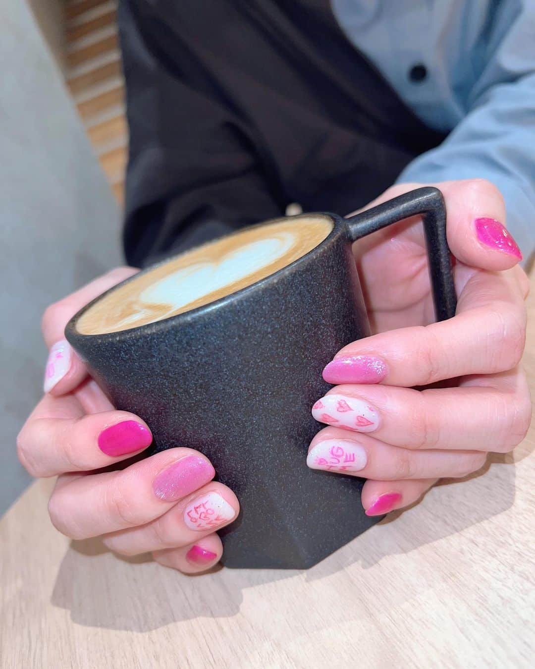 松崎博香のインスタグラム：「🩷  やっぱりピンクは落ち着く💅🏻♡ みんなの好きな色はなにー？？🥺  #ジェルネイル #instagram #instagood #instalike #네일아트 #맞팔 #좋아요 #맞좋 #nailart #lll #love #ひちゃんネイル #ネイルデザイン #落書きネイル」