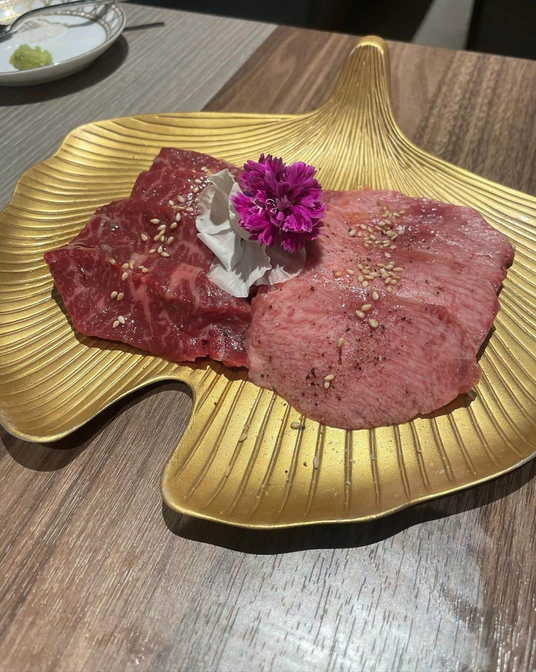 えりぞうさんのインスタグラム写真 - (えりぞうInstagram)「しほさんと焼肉。  大崎駅ほぼ、直結でゲートシティ大崎の 地下一階にある焼肉屋さん。  にくずき  山手線だし、駅近だし、集まるに最適。  地下一階にありますが、 窓も付いていてめちゃくちゃ解放感ある 店内です。ゲートシティ大崎って知らなかったけどまるで、結婚式場？⁡ というぐらいヨーロッパのような雰囲気、、こんな綺麗なんだ。知らなかった、、  黒を貴重としたスタイリッシュな 店内で、清潔感もあり女子会にもデートにも 使えます。テラス席もあり、めちゃくちゃおしゃれに映えまくります。  奥には個室の大部屋もあるそうです。 なぜかハンモックみたいな椅子(名前わからず) もあるのでインスタ映えにはぴったり。  入り口に 産地と個体識別番号がかかれた 黒板があります。いいお肉を提供している のがわかりますね。ワクワク。  今日は一番人気の7000円コース さらに飲み放題を3000円でつけました。  ○前菜三種 定番ですね。でもキムチのほかに 頬肉の煮込みが！めちゃくちゃ珍しいです。 箸でも切れる柔らかいお肉、ご飯にそのままかけたいぐらいの煮込みにめちゃくちゃ感動。  ○チョレギサラダ しゃきしゃきのサラダにゴマがいい感じに アクセントになります。 ドレッシングがうまうまでした。 胃がいい感じに動き出します。  ○肉寿司 ピカピカの赤身肉。サシが綺麗に入ってます。本当にいい脂がのって、口の中でじゅわっととろける赤身肉。  これから網に火をつけ、焼肉タイム。  ○牛タン ほどよくピンクのお肉がよく見ただけで美味しいとわかる。歯ごたえ、弾力が本当よくて、パーフェクトに美味しい。  ○ハラミ 少し厚切りのハラミで赤みの色が綺麗。 めちゃくちゃジューシーで肉汁じわっ。  ○ ミスジ タレがついたミスジ。本当に、両面軽く炙るように焼いて頂く、焼きすき焼きパターン。タレはついてるけど、サシが見事！ジューシーなお肉であるのが見ただけでわかりわくわく。 キラキラした濃い色の卵黄につけていただきます。美味しいに決まってます。  ○本日のおすすめ2種 カルビとグリ どちらもお肉の品質良さが伝わるサシのきれないなお肉です。タレで頂きました。 タレでも肉本来の美味しさがしっかりと伝わる 上質なお肉です。  7000円コースは、 ボリューム的には女性でちょうど良い感じがします。男性だとすこーし物足りないかも、、、 夕方17時にお伺いしたときは誰もいませんでしたが帰り際にはかなり仕事帰りと思われるの方々で混雑していました。予約は必須の人気店です。 美味しかった！また伺います！  #大崎焼肉 #大崎グルメ  #大崎デート #大崎ディナー  #大崎  #大崎ランチ  #大崎ゲートシティ  #にくずき #焼肉 #焼肉スタグラム #焼肉大好き #焼肉ディナー #焼肉デート  #焼肉グルメ  #焼肉好きな人と繋がりたい  #焼肉好きと繋がりたい  #焼肉行きたい  #東京焼肉  #飯テロ #東京グルメ   #デートにオススメ #たべすたぐらむ #食べスタグラム #グルメ女子 #グルメスタグラム #グルメな人と繋がりたい #女子会ディナー  #cafestagram #foodstagram #ワイン飲み比べ」5月10日 21時34分 - erizo0012