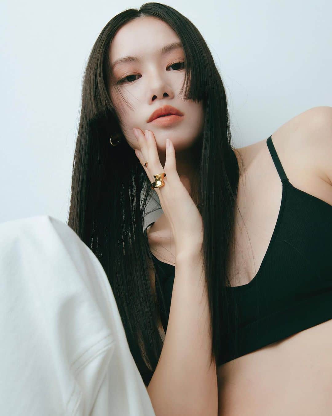 GLITTERのインスタグラム：「Hair&Make-up Artist JunJunのトレンドヘアメイク連載 『NEW BOSSメイク』  💄メイクのHow toはWEBを✔︎  https://glitter-official.com/series/hairmake-up-artist-junjun_12/  ■𝐺𝐿𝐼𝑻𝑻𝑬𝑹_𝑶𝑵𝑳𝑰𝑵𝑬■ ■NEWSやトピックス、WEB限定記事を配信中■ @glitter.mag ▶︎プロフィールからリンク  #GLITTER #グリッター　 #glittermagazine #glitter #雑誌GLITTER #ヘアメイク　  Photos Kentaro Kanbe Model Haru Izumi Styling Eriko Matsuya Hair&Make-up JunJun」