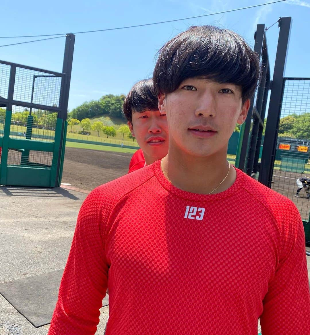 ゴッホ向井ブルーさんのインスタグラム写真 - (ゴッホ向井ブルーInstagram)「今日は由宇球場から中継でした！！忍び寄る小園くん。写真見せるまで中村貴浩選手は気づいていませんでした笑 めちゃ良い3コマじゃないですか？🤣」5月10日 21時35分 - goghmukai