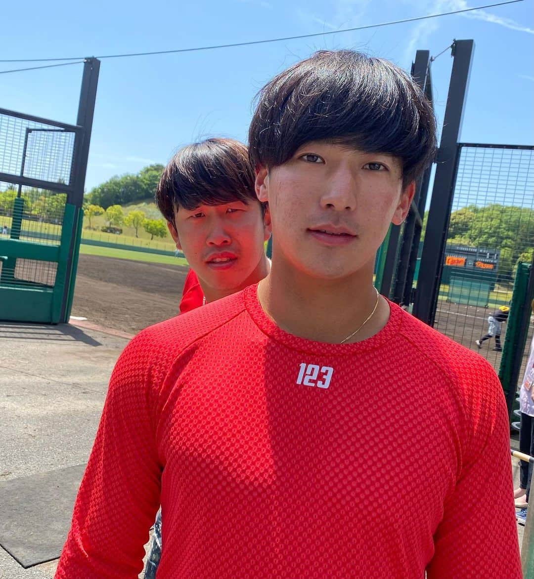 ゴッホ向井ブルーさんのインスタグラム写真 - (ゴッホ向井ブルーInstagram)「今日は由宇球場から中継でした！！忍び寄る小園くん。写真見せるまで中村貴浩選手は気づいていませんでした笑 めちゃ良い3コマじゃないですか？🤣」5月10日 21時35分 - goghmukai