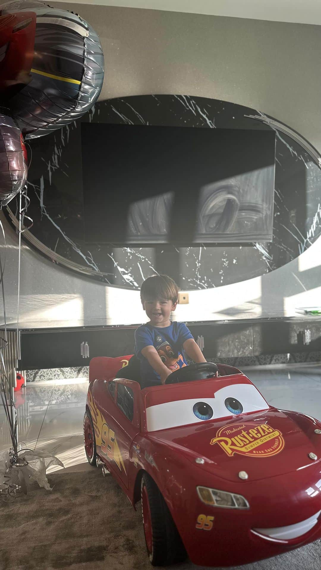 ナタリア・ベッカーのインスタグラム：「Nosso “neneim” faz 2 anos hoje. Intenso, alegre, divertido, carinhoso, inteligente e cheio de energia! Que ama jogar futebol, pular, ouvir música e dançar! Sou grata a Deus por esse filho amado, grata porque quando olho para Ele eu posso me lembrar que os planos de Deus são muito melhores do que os meus, penso no dia do parto dele e lembro que o Senhor é suficiente e que é Ele quem nos cuida e quem nos curou. Sou grata pelos risos que ele nos arranca, e até pelas olheiras que aumentaram, eles me lembram de como Deus é bom e misericordioso! Rafael é o terceiro presente de Deus que eu ganhei e eu nunca terei as palavras certas para agradecer! Feliz 2 anos Rafa ❤️」