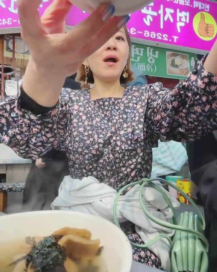 のインスタグラム：「毎日がどんどん過ぎてゆく.....  でも、思い出もどんどん増えてゆく😍 そんな毎日って幸せなんだなぁ💓 次はどこへ行こうかな〜  ・久々に行った広蔵市場でたくさん食べて🥹 ・@commentary.sound とゆうお友達のワインバー可愛くておススメだよ🍷 ・ハンガンに行くならピクニックセット借りて行ってー ・もう出会って8年かな？このブラザー達なぜか韓国行ってるのに私を日本居酒屋連れてくのなんでw??別に良いけどw ・お友達のカフェに行ったよー🍎いつも大行列😳 @tulear_seoul みんな行ってみて〜 ・あんちゃんとショッピング  ・親友とお魚食べに〜　今回1枚も一緒に写真撮らなかったなw  dress @littlesunnybitestyle」