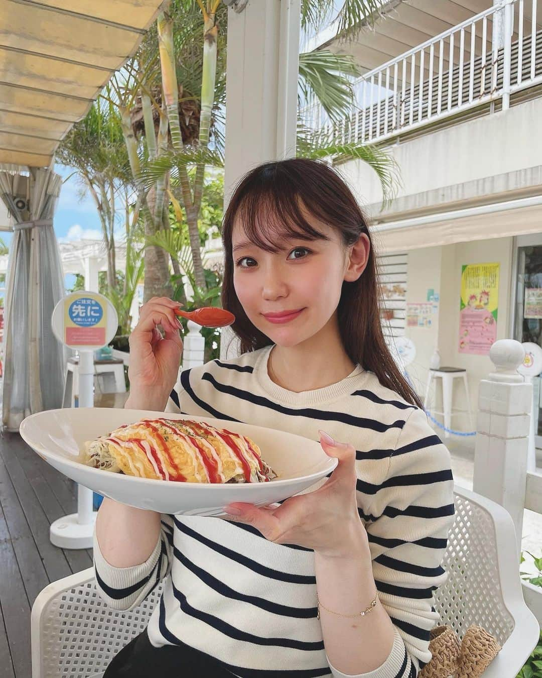 大段舞依のインスタグラム：「⁡ ⁡ ⁡ タコライス🐙🍚 ⁡ テラス席で食べたんだけど風が気持ちくて 心地よかった〜🥺 ⁡ 暑くてすでに前髪ペタペタちゃんです（笑） ⁡ ⁡ #沖縄 #那覇 #沖縄旅行 #うみかじテラス #瀬長島 #タコライス #きじむなぁ　 ⁡」